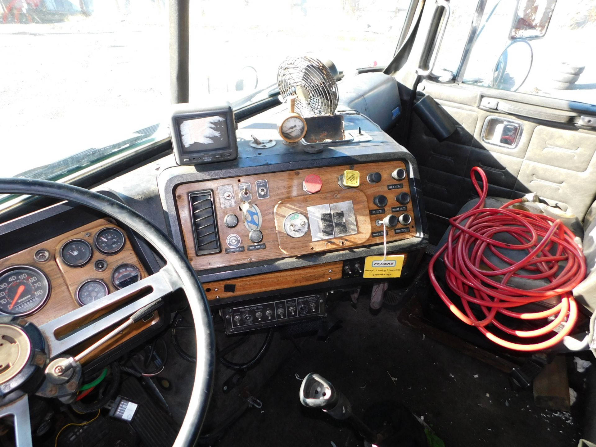 1989 WHITE Volvo GMC Aero Series 60 Heavy Duty Tow Truck, 329,000 miles showing on Odometer, Detroit - Image 22 of 28