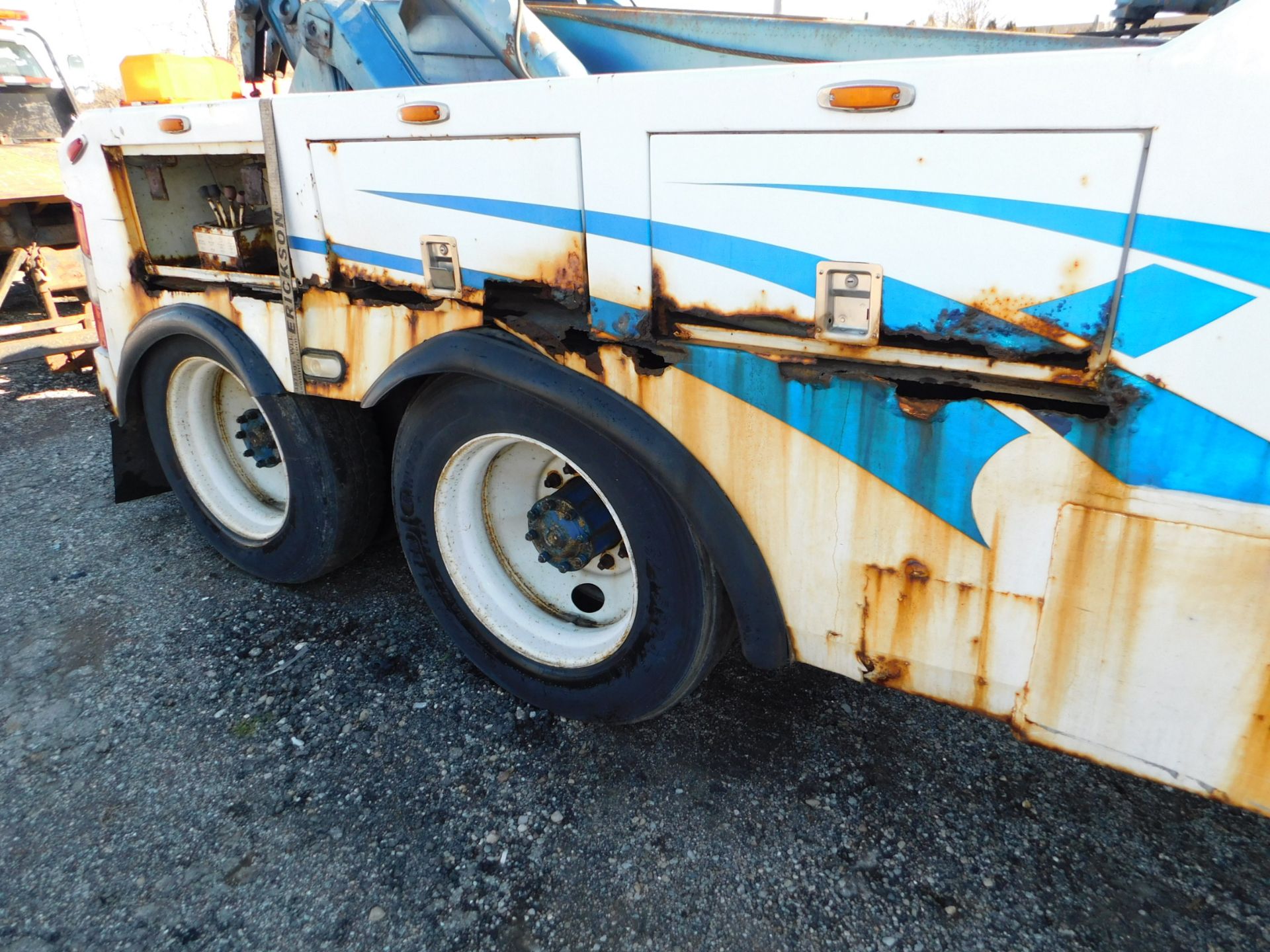 1989 WHITE Volvo GMC Aero Series 60 Heavy Duty Tow Truck, 329,000 miles showing on Odometer, Detroit - Image 6 of 28