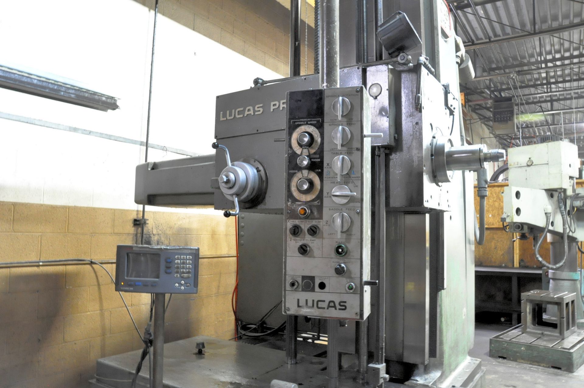 Lucas Model 441B-72 Horizontal Boring and Milling Machine, 4 Inch Spindle, Anilam Wizard 550 D.R.O., - Bild 3 aus 5