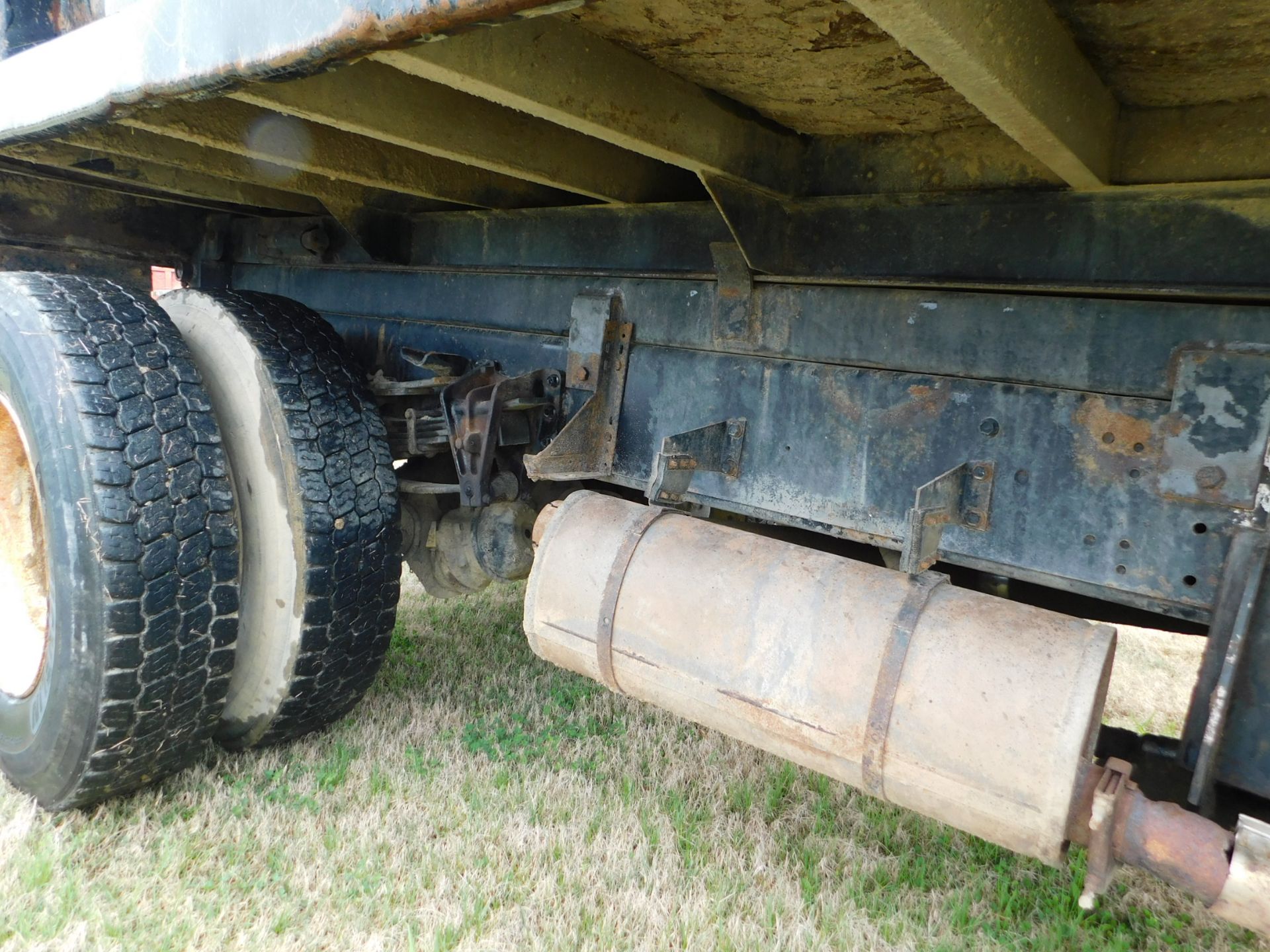 1997 International 4900/DT466E Single Axle Dump Truck, VIN 1HTSDAAN6VH465262, Diesel, 13-Speed - Image 15 of 27