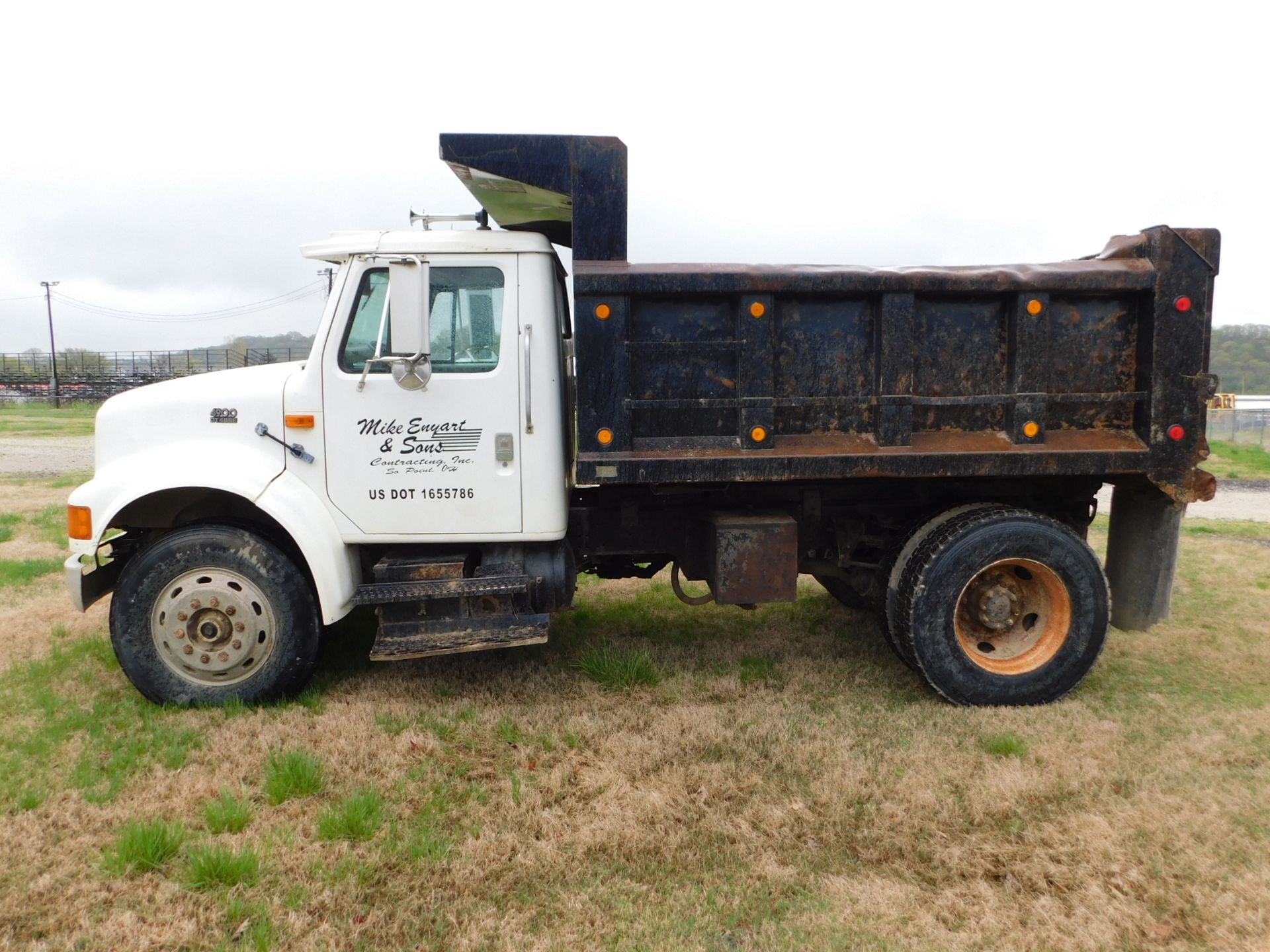 1997 International 4900/DT466E Single Axle Dump Truck, VIN 1HTSDAAN6VH465262, Diesel, 13-Speed - Image 10 of 27