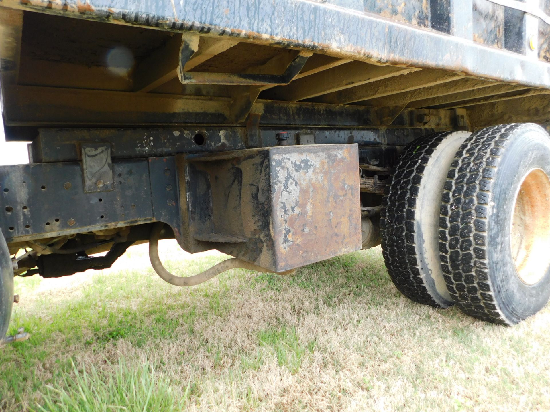 1997 International 4900/DT466E Single Axle Dump Truck, VIN 1HTSDAAN6VH465262, Diesel, 13-Speed - Image 12 of 27