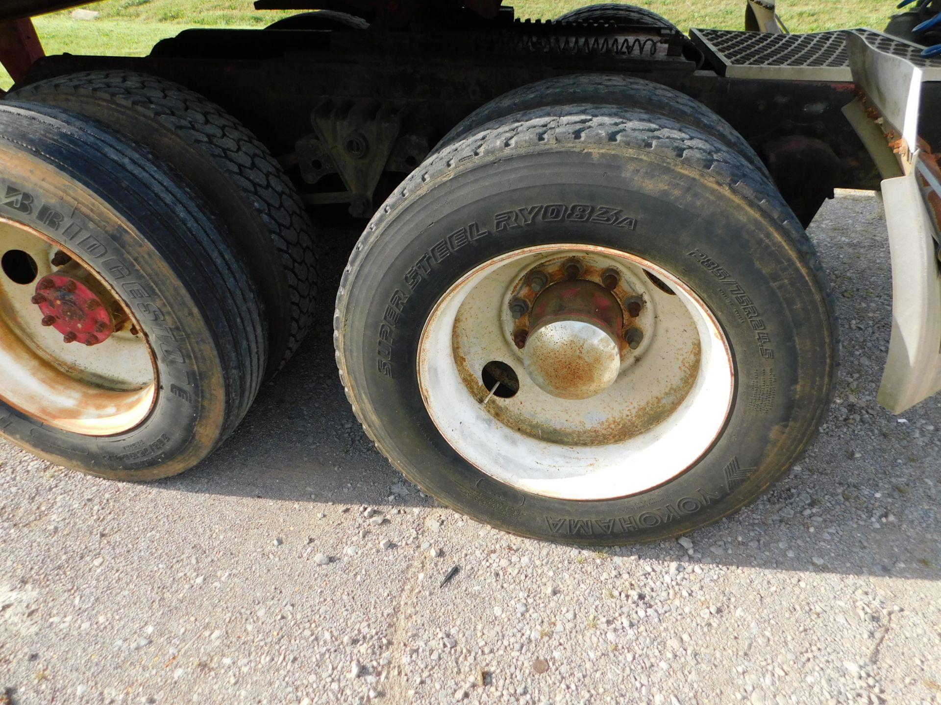 1985 White Volvo Tandem Axle Semi Tractor, Vin 1WUYDCJE9FN070281, Sleeper Cab, Fuller Roadranger 9- - Image 5 of 7