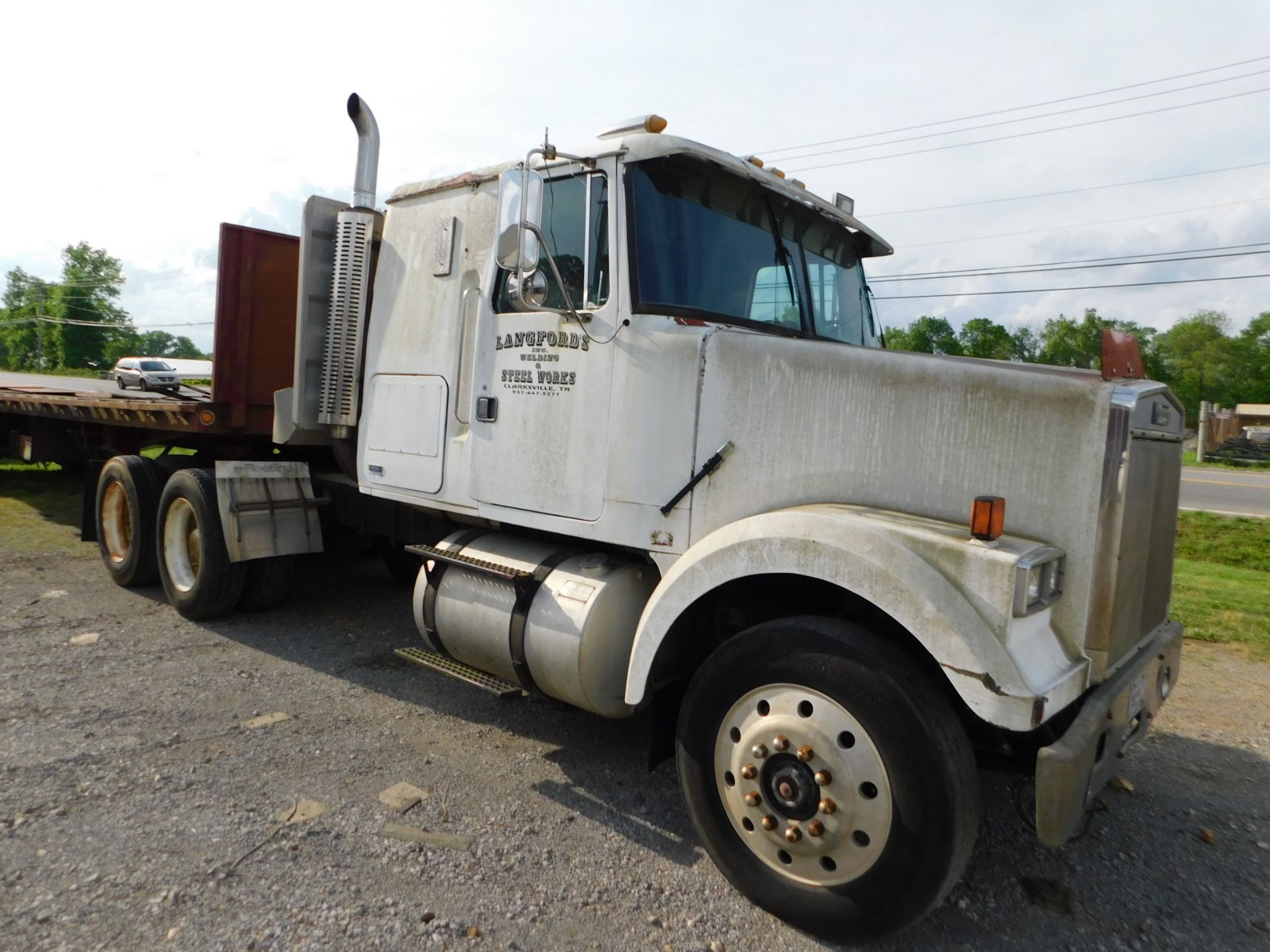 1985 White Volvo Tandem Axle Semi Tractor, Vin 1WUYDCJE9FN070281, Sleeper Cab, Fuller Roadranger 9- - Image 4 of 7