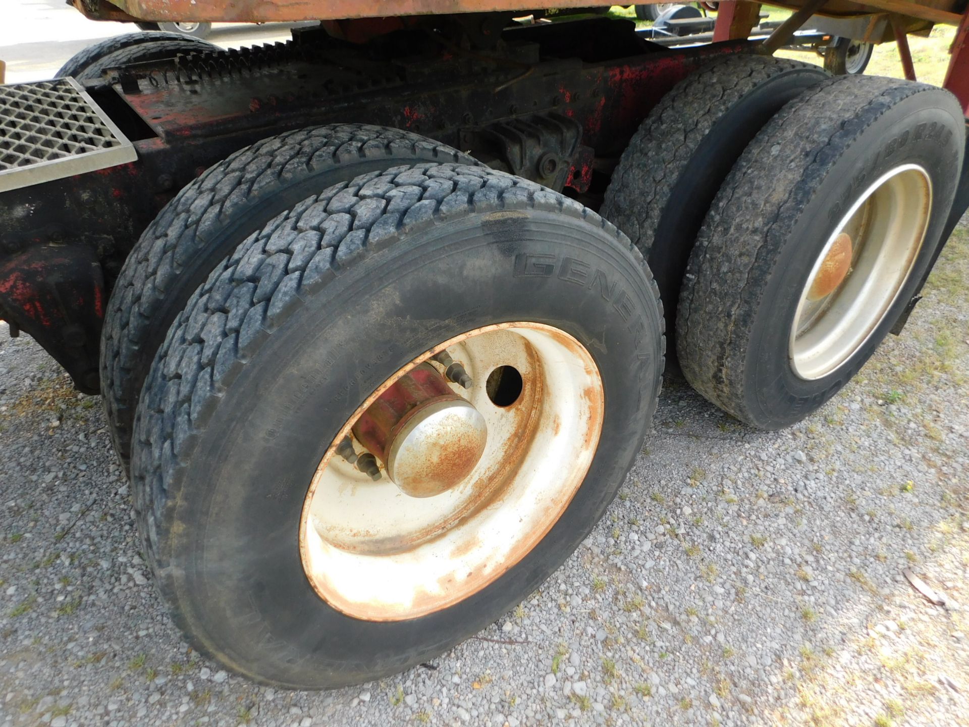 1985 White Volvo Tandem Axle Semi Tractor, Vin 1WUYDCJE9FN070281, Sleeper Cab, Fuller Roadranger 9- - Image 7 of 7