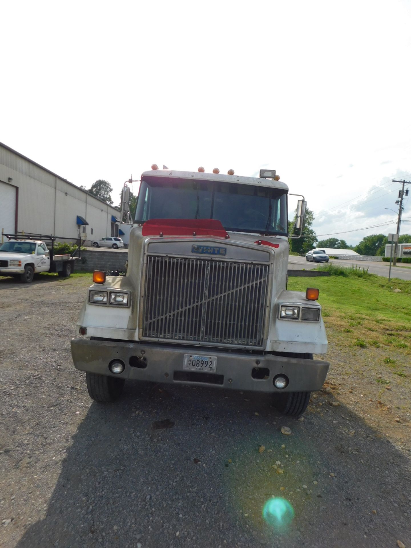 1985 White Volvo Tandem Axle Semi Tractor, Vin 1WUYDCJE9FN070281, Sleeper Cab, Fuller Roadranger 9- - Image 3 of 7