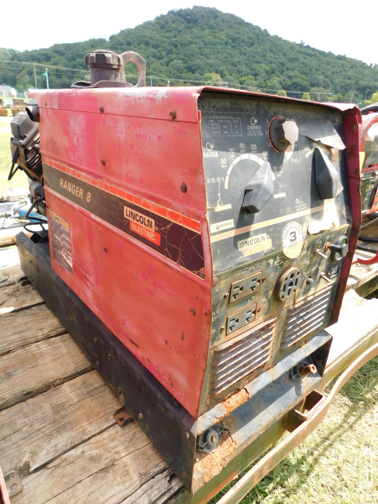 Lincoln Ranger 8 Gas-Powered Welder/Generator, SN NA, 865 hours, Not in Running Condition - Image 3 of 8
