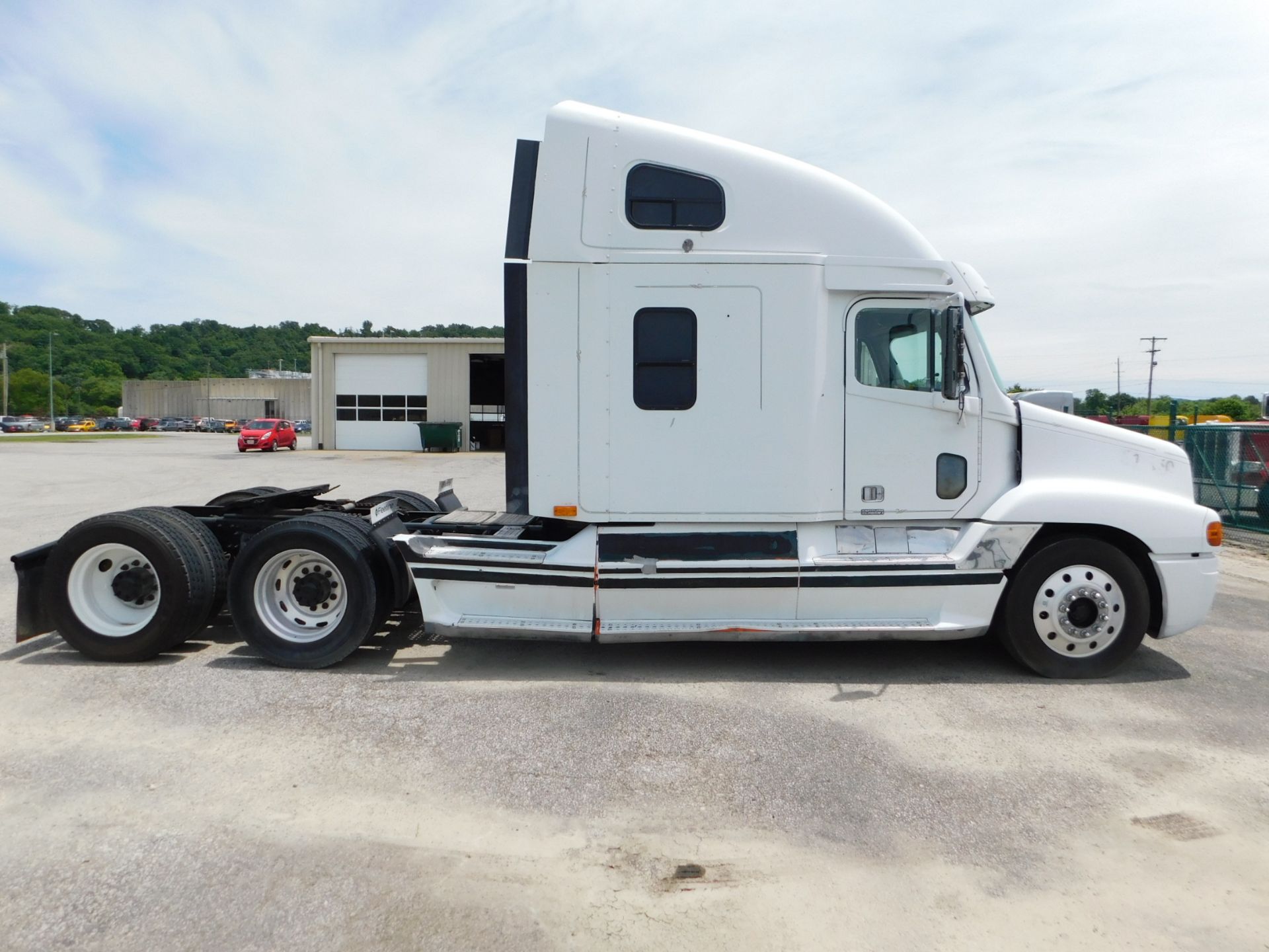 1997 Freightliner Model FLD-120 Sleeper Semi Truck, 6X4, ELOG Exempt, CAT 3406 - Image 4 of 32