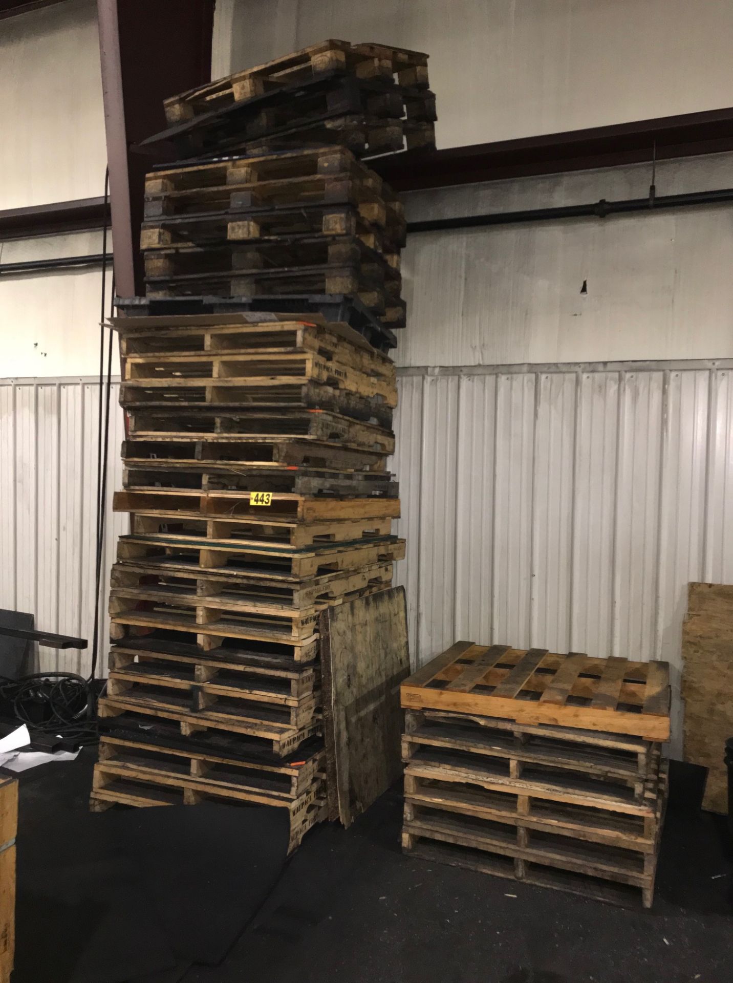 Stack of wood pallets - Image 2 of 2