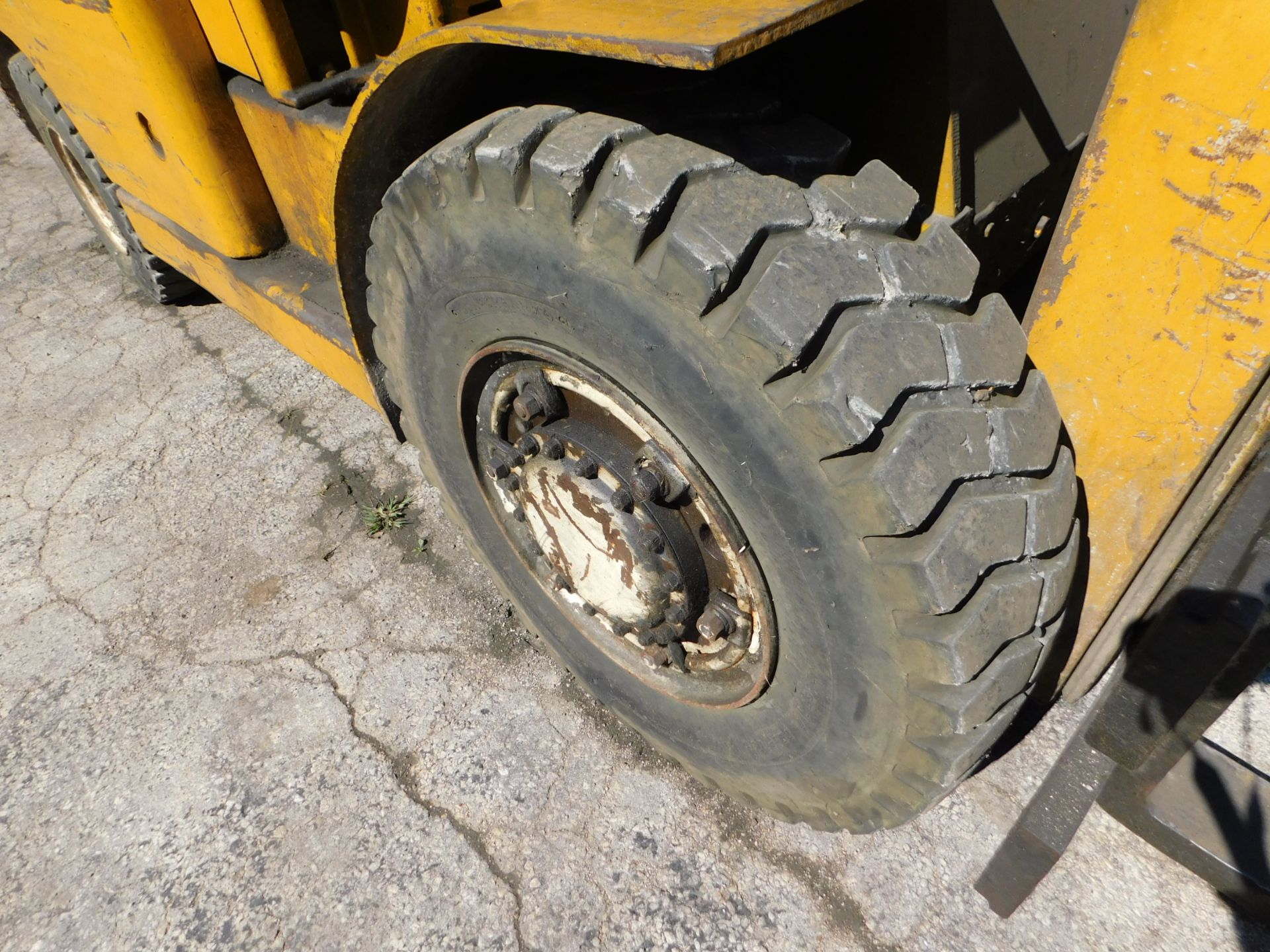 Allis Chalmers Model FP-80-24 Fork Lift, s/n 17210417, 8,000 Lb. Capacity, LP, Pneumatic Tire, Cage - Image 12 of 16