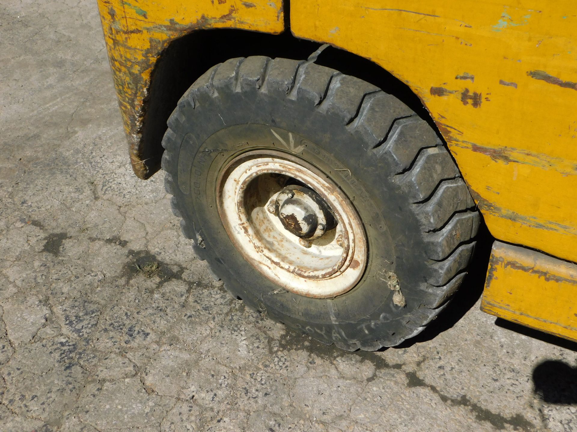 Allis Chalmers Model FP-80-24 Fork Lift, s/n 17210417, 8,000 Lb. Capacity, LP, Pneumatic Tire, Cage - Image 13 of 16