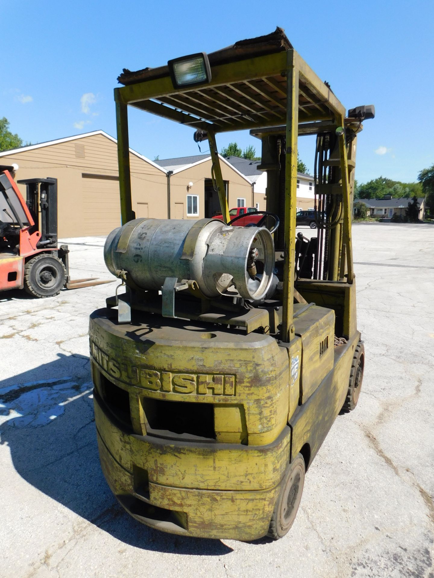 Mitsubishi FGC25 Fork Lift, 5,000 Lb. Capacity, LP, Hard Tire, Cage, 3-Stage Mast - Image 5 of 13