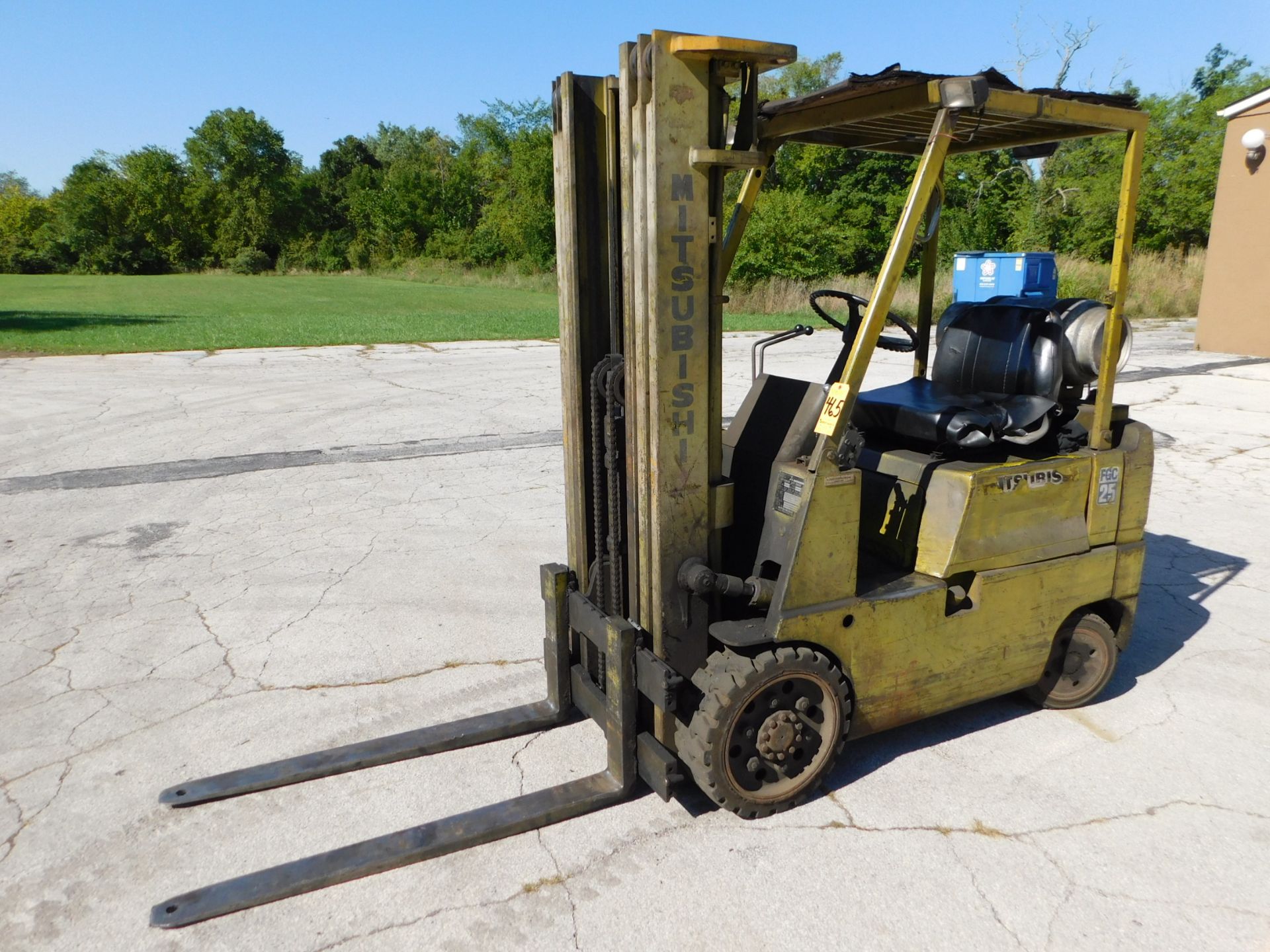 Mitsubishi FGC25 Fork Lift, 5,000 Lb. Capacity, LP, Hard Tire, Cage, 3-Stage Mast