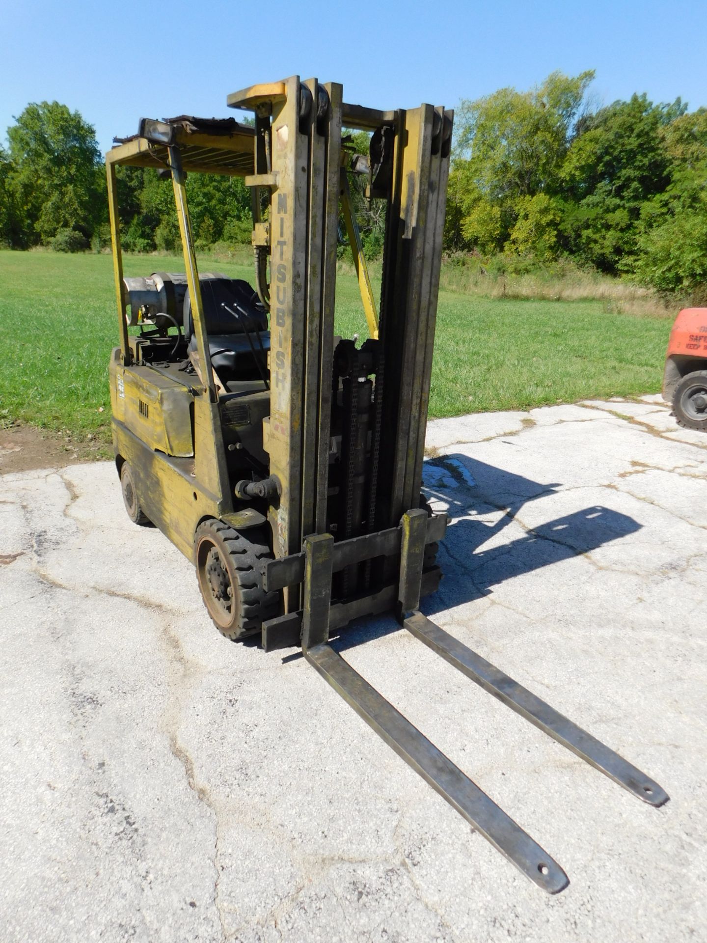 Mitsubishi FGC25 Fork Lift, 5,000 Lb. Capacity, LP, Hard Tire, Cage, 3-Stage Mast - Image 3 of 13