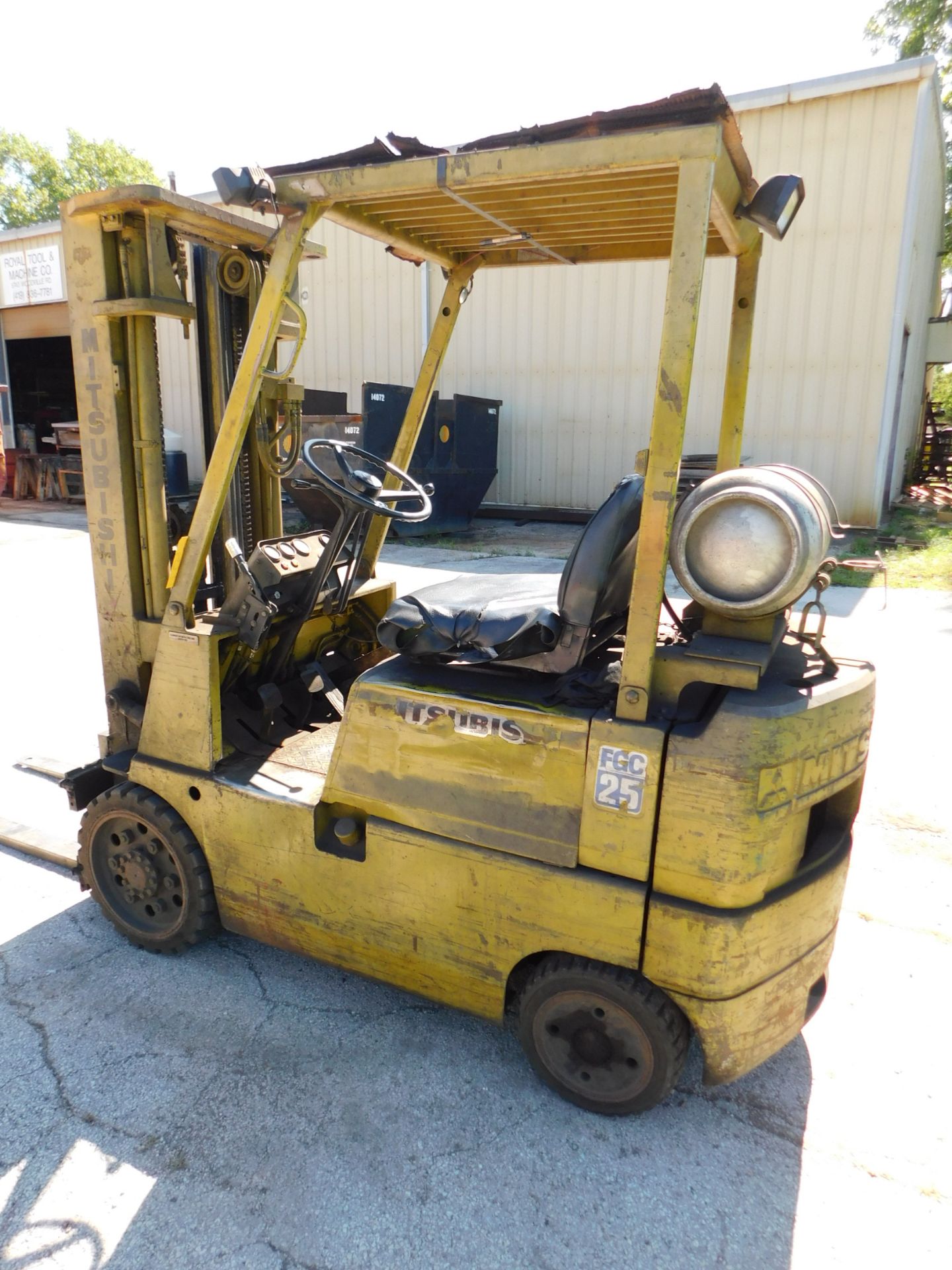 Mitsubishi FGC25 Fork Lift, 5,000 Lb. Capacity, LP, Hard Tire, Cage, 3-Stage Mast - Image 7 of 13