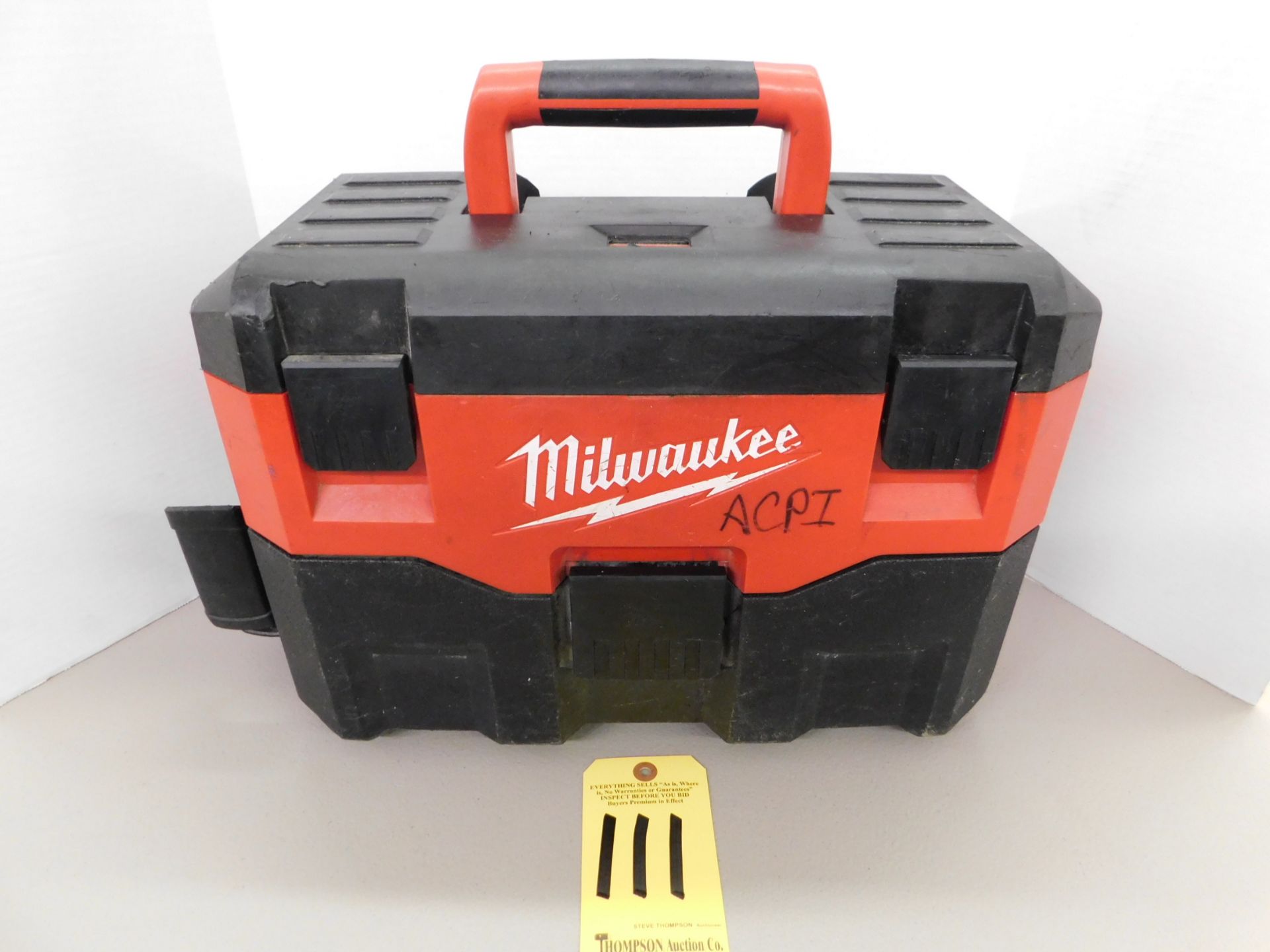 Milwaukee Model 0880-20 Battery-Powered Wet/Dry Vacuum with Battery and Charger