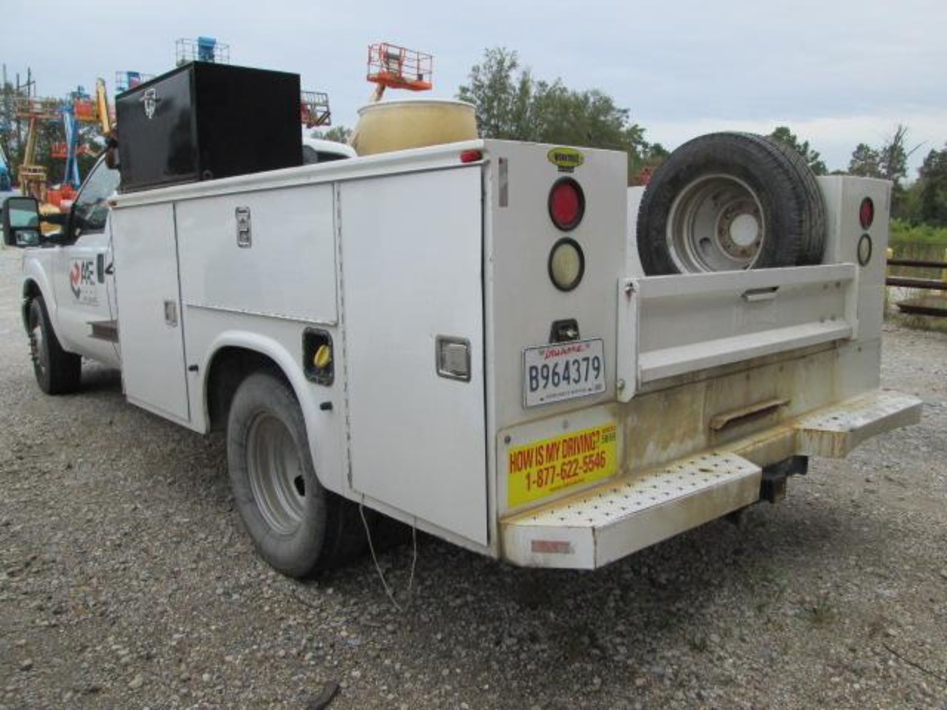 Service Truck - Image 3 of 16