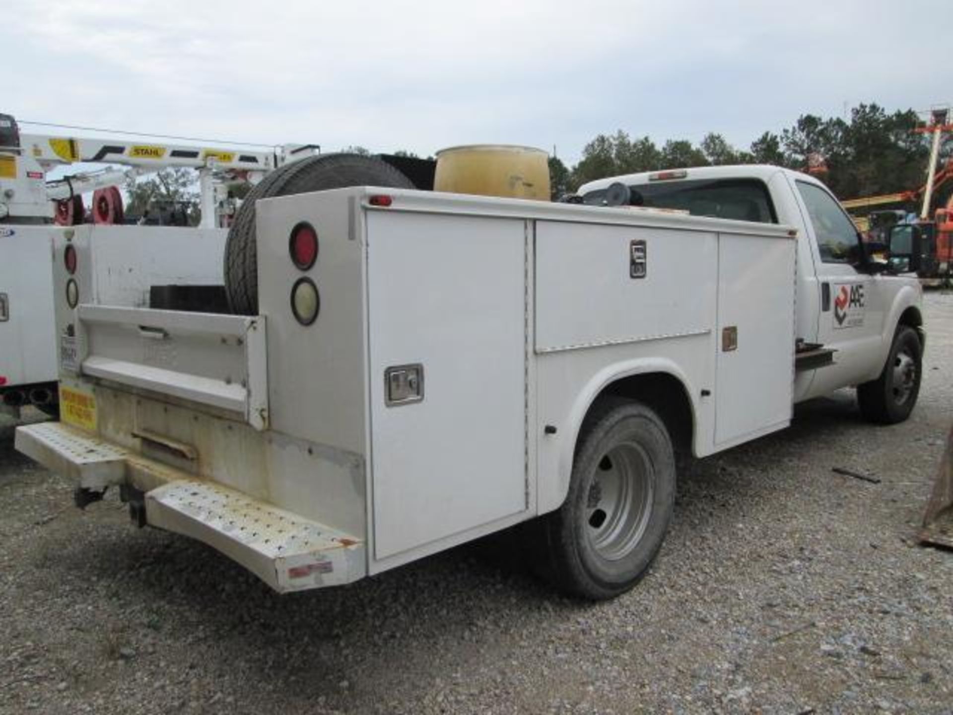 Service Truck - Image 5 of 16