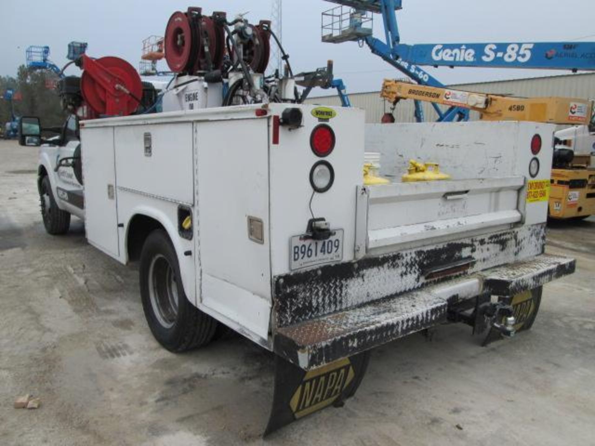 Service Truck - Image 2 of 15