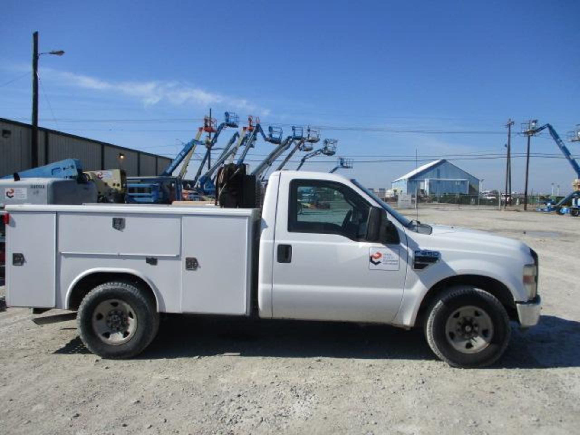 Service Truck - Image 3 of 5