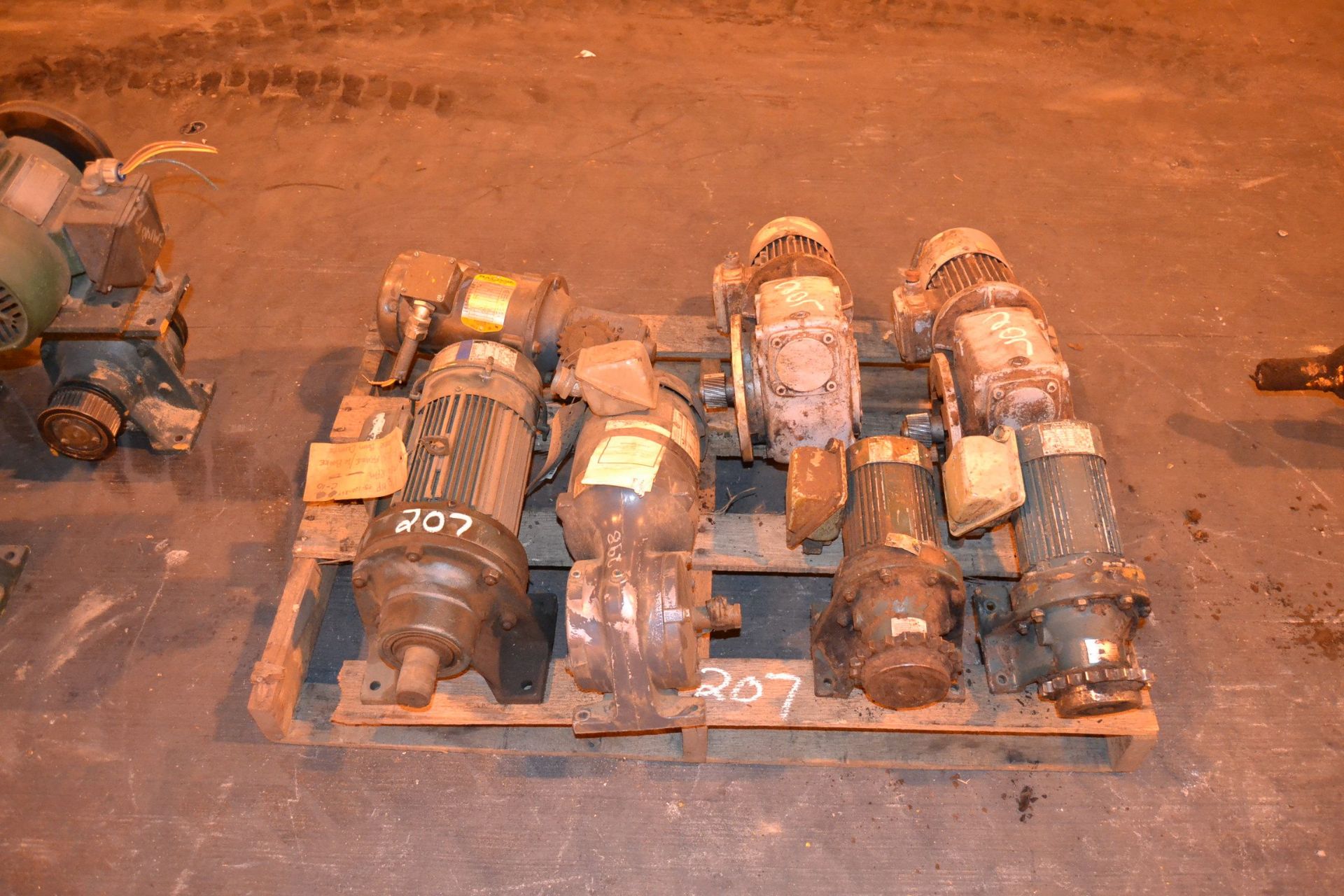 8 GEAR REDUCERS W/ MOTORS