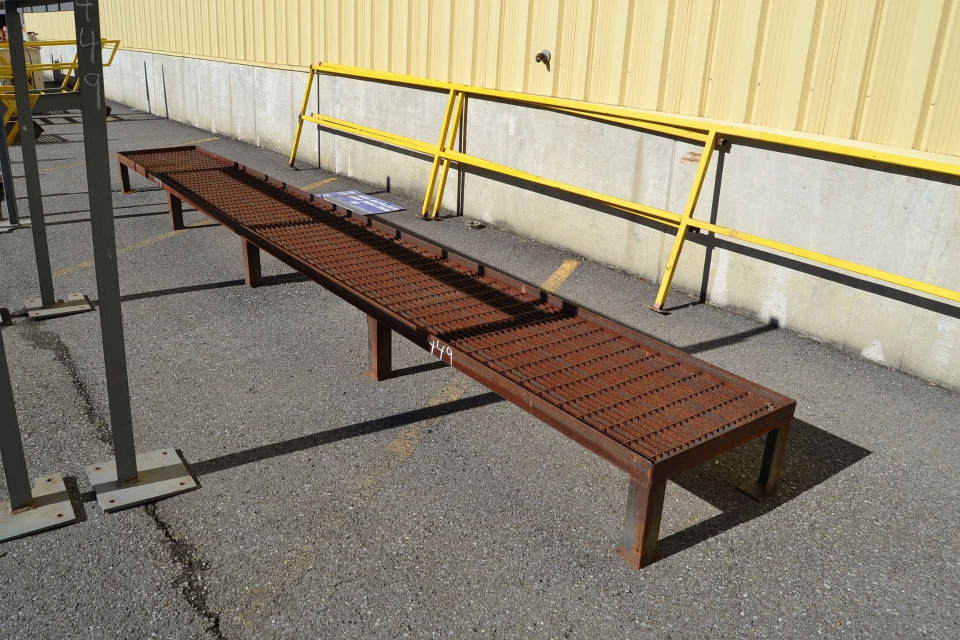 (4) STEEL PLAT FORMS W/ (2) SAFETY RAILS - Bild 2 aus 2