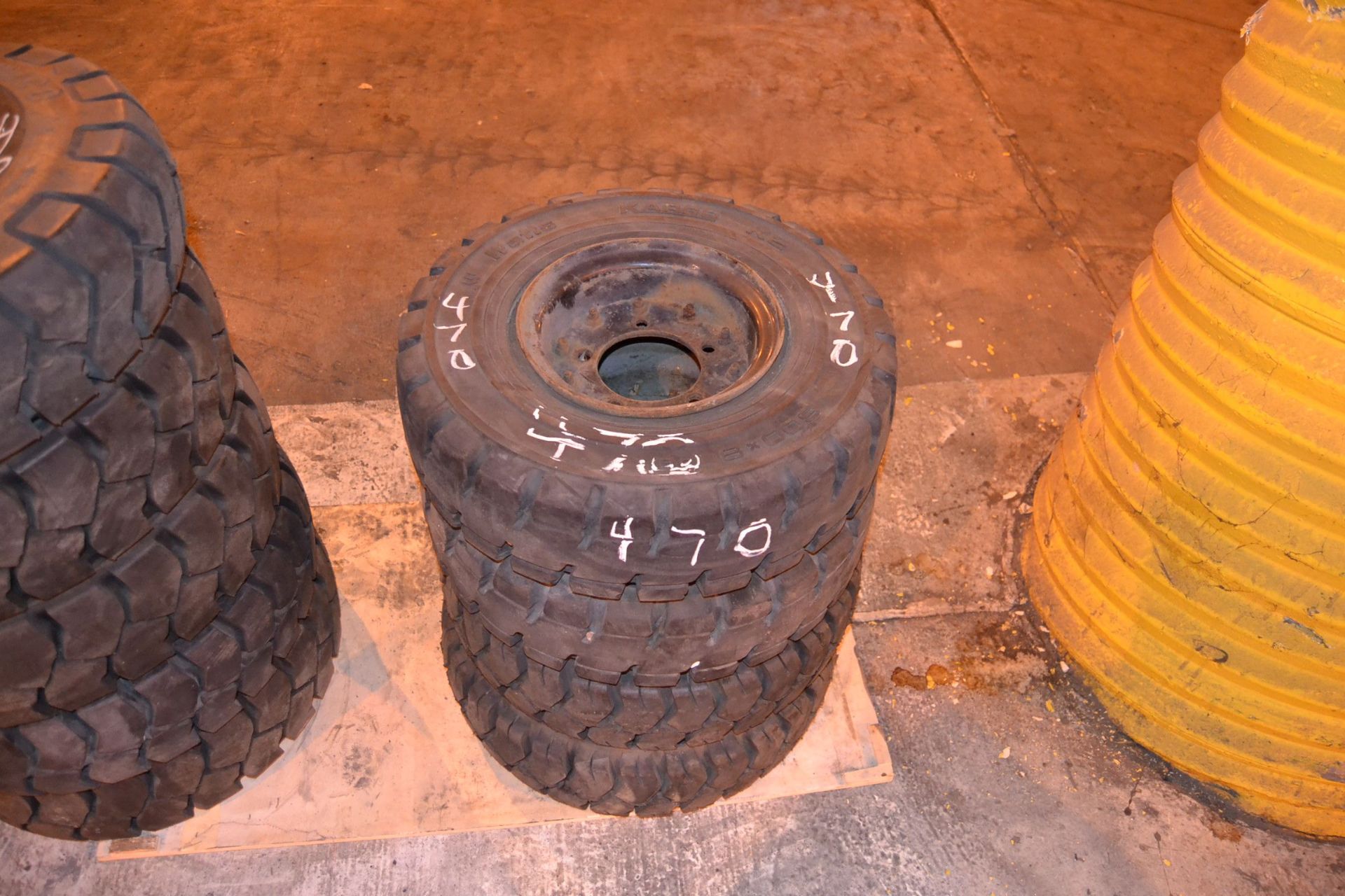 (4) 600 X 9 SOLID FORKLIFT TIRES W/WHEELS