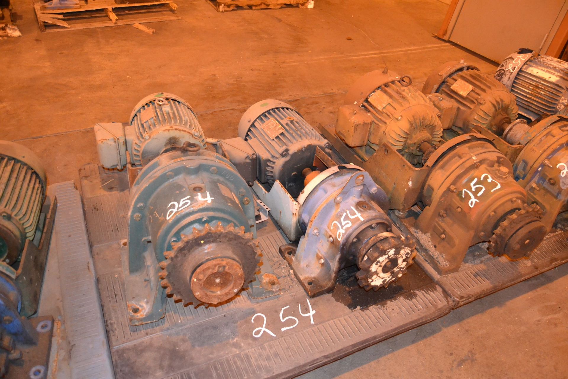 CYCLO 29 TO 1 RATIO GEAR REDUCER W/ 10 HP MOTOR W/ CYCLO 187 TO 1 RATION GEAR REDUCER W/ 3 HP MOTOR - Bild 3 aus 4