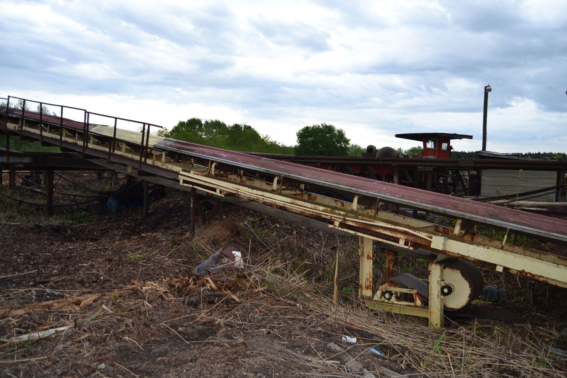 24" X 135' INCLINE CONCAVE BELT CONVEYOR W/CATWALK; W/DRIVE