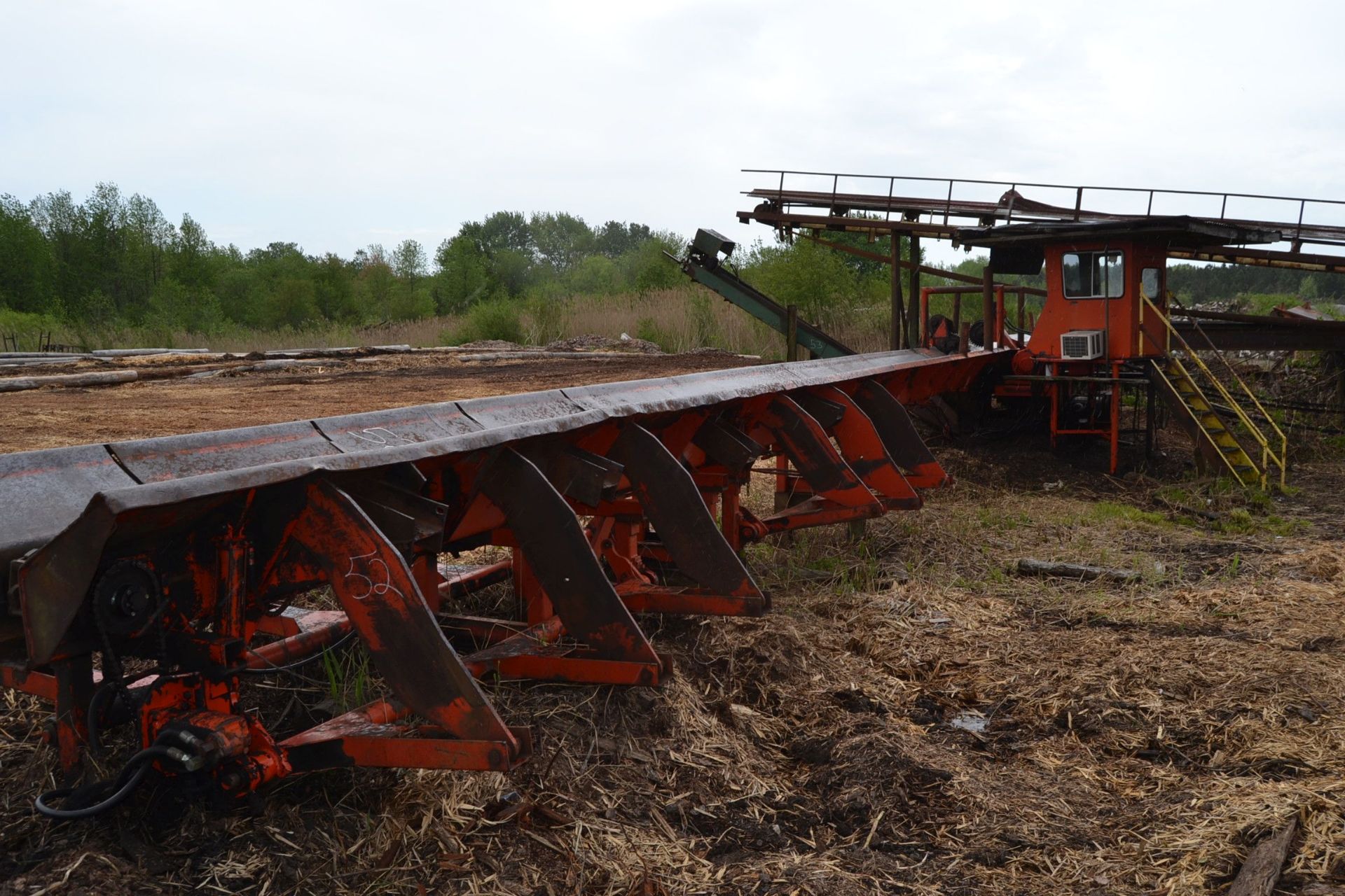 MORBARK 55' ENDWISE LOG TROUGH W/110 LADDERBACK CHAIN; W/(1) SET OF 6 ARM KICKERS; W/(1) SET OF 4 - Image 8 of 8