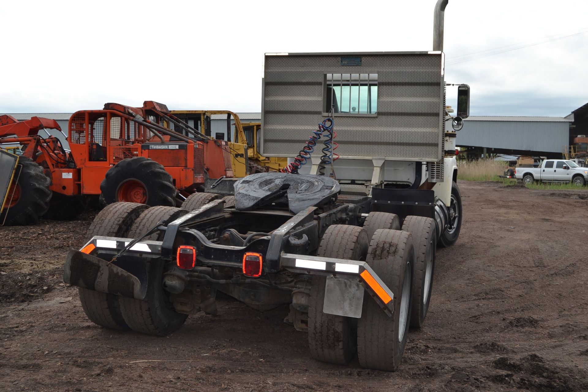 MACK MODEL R688ST DAY CAB ROAD TRACTOR W/ALUMINUM HEADACHE RACK; W/MACK ENGINE; W/8 SPEED - Image 6 of 6