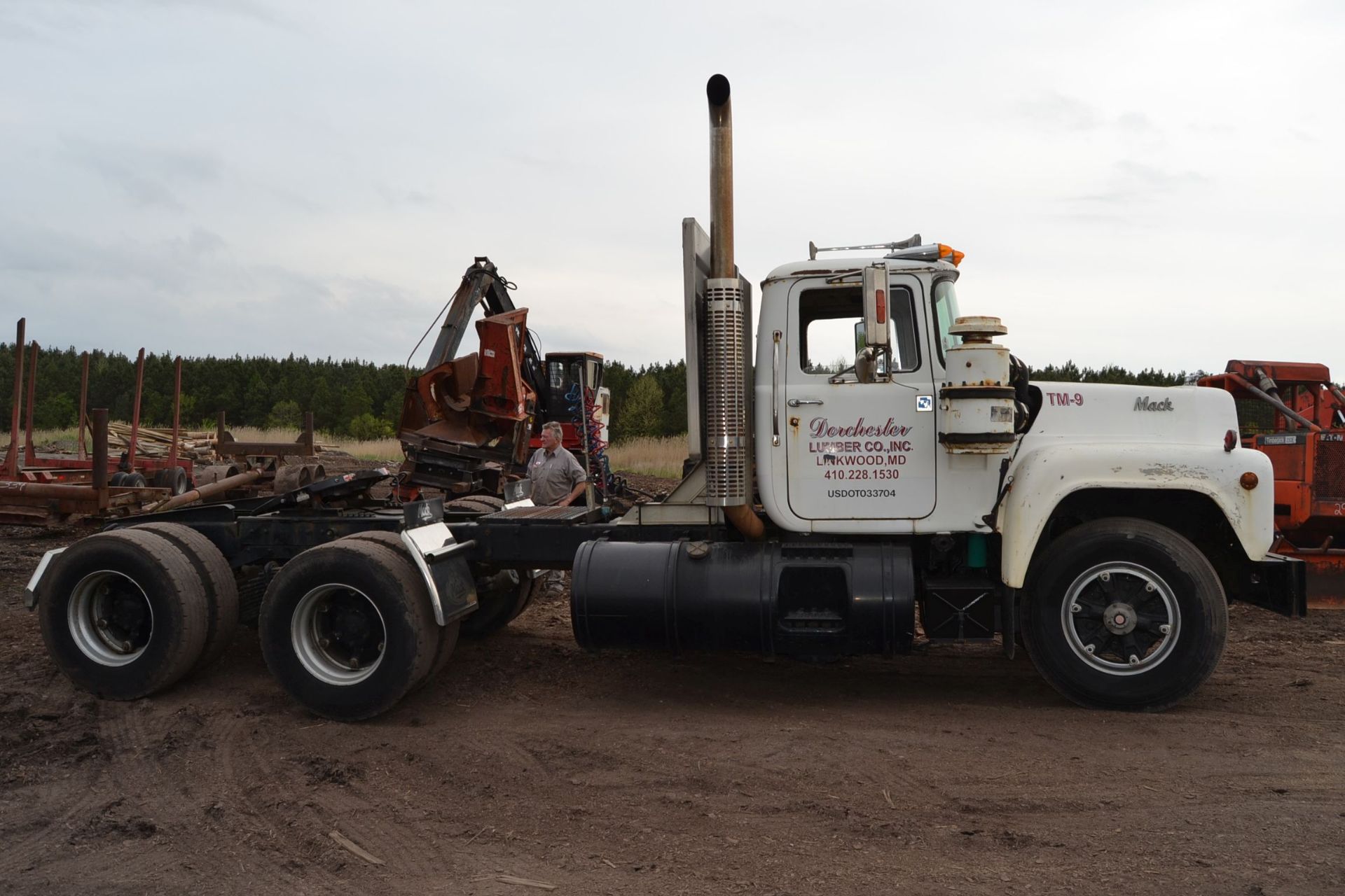 MACK MODEL R688ST DAY CAB ROAD TRACTOR W/ALUMINUM HEADACHE RACK; W/MACK ENGINE; W/8 SPEED - Image 3 of 6