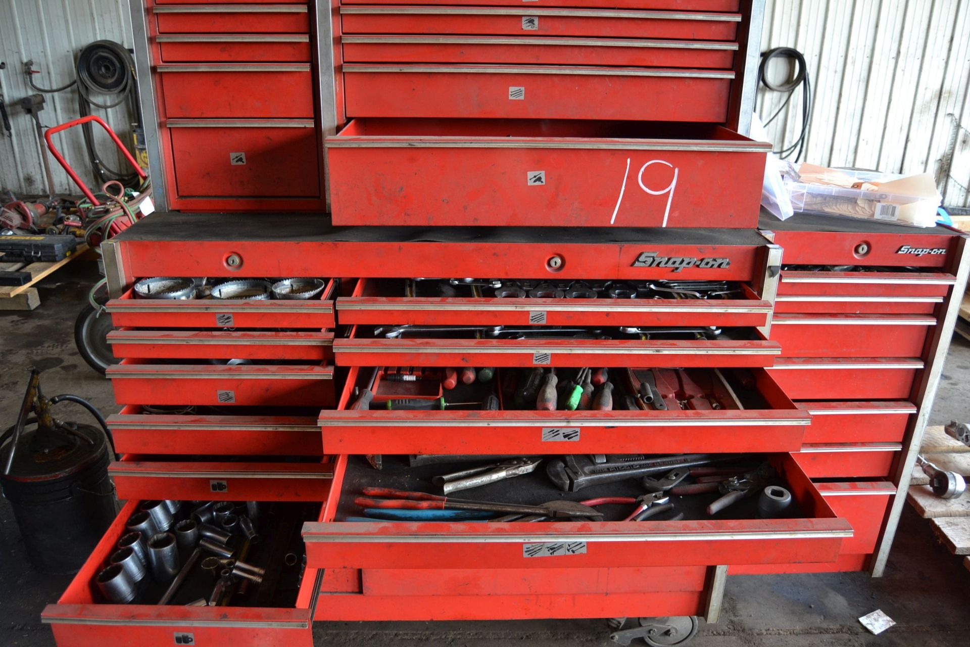 SNAP ON TOOL BOX & TOOLS - Image 2 of 2