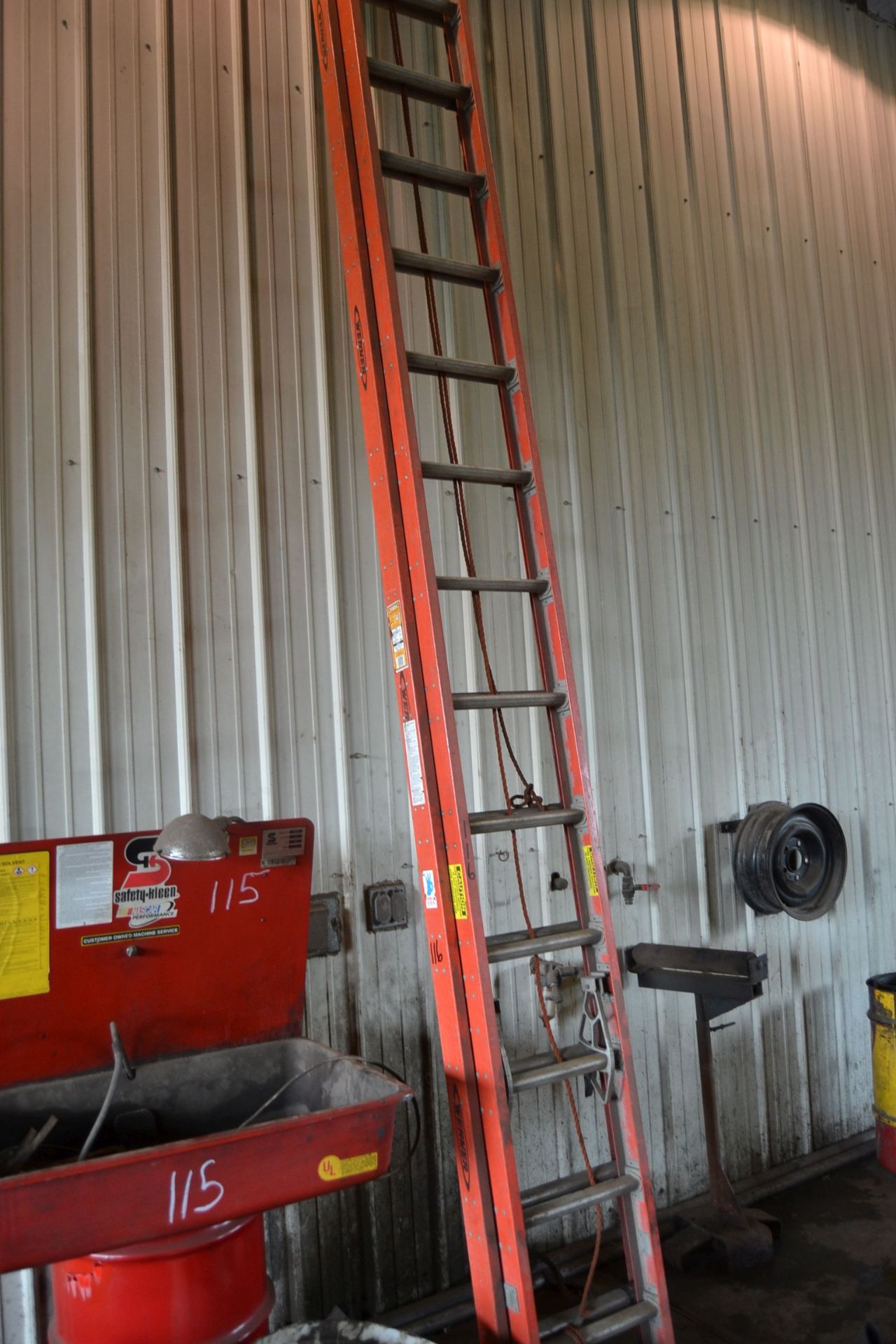 WERNER 40' FIBERGLASS EXTENSION LADDER - Image 2 of 2