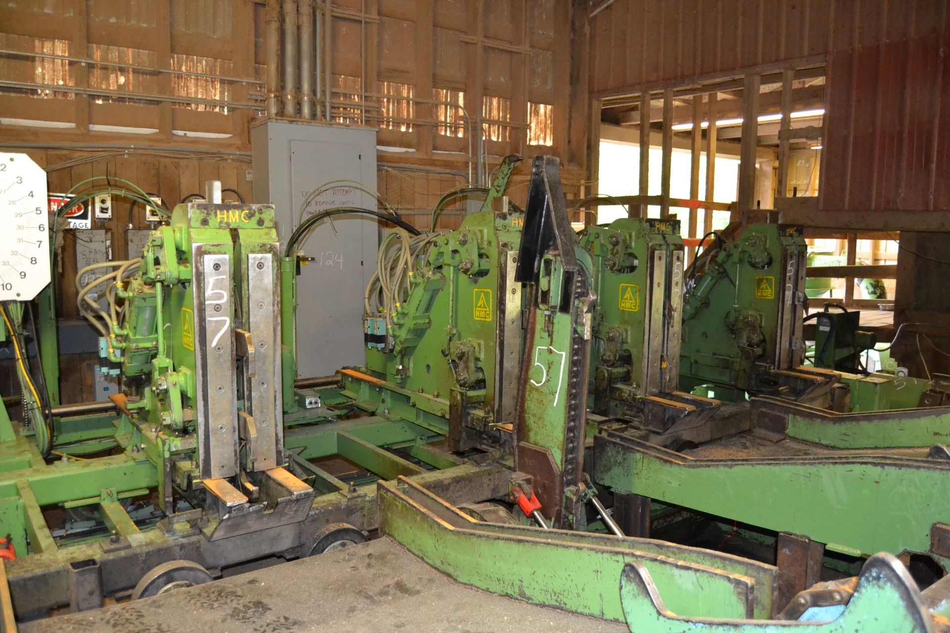 HMC MODEL AC40 BD 4 HEAD BLOCK MODULAR MILL W/ALL STEEL HUSK FRAME; W/OFF BEARING BELT; W/TOP SAW; - Image 8 of 11