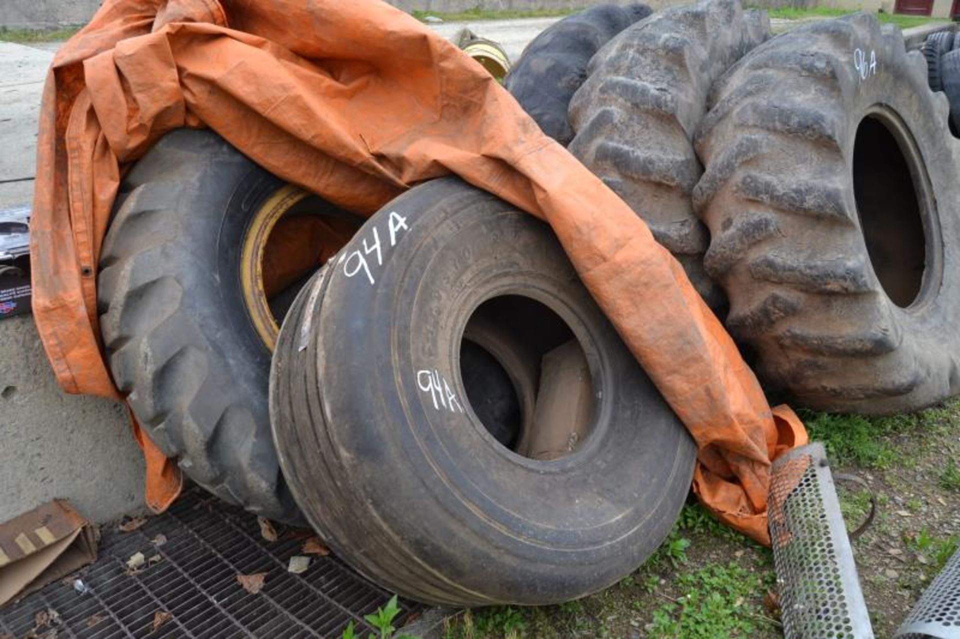 NEW BACK TIRE FOR BELL FELLER BUNCHER 21.5L-16.1