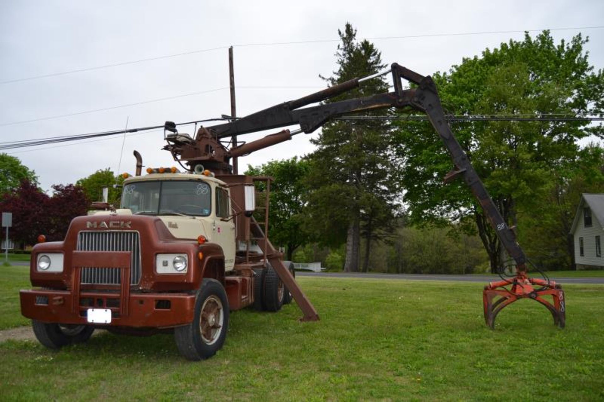 1975 MACK R686ST DAY CAB ROAD TRACTOR W/ MACK ENGINE; W/10 SPEED TRANSMISSION; W/BEHIND CAB