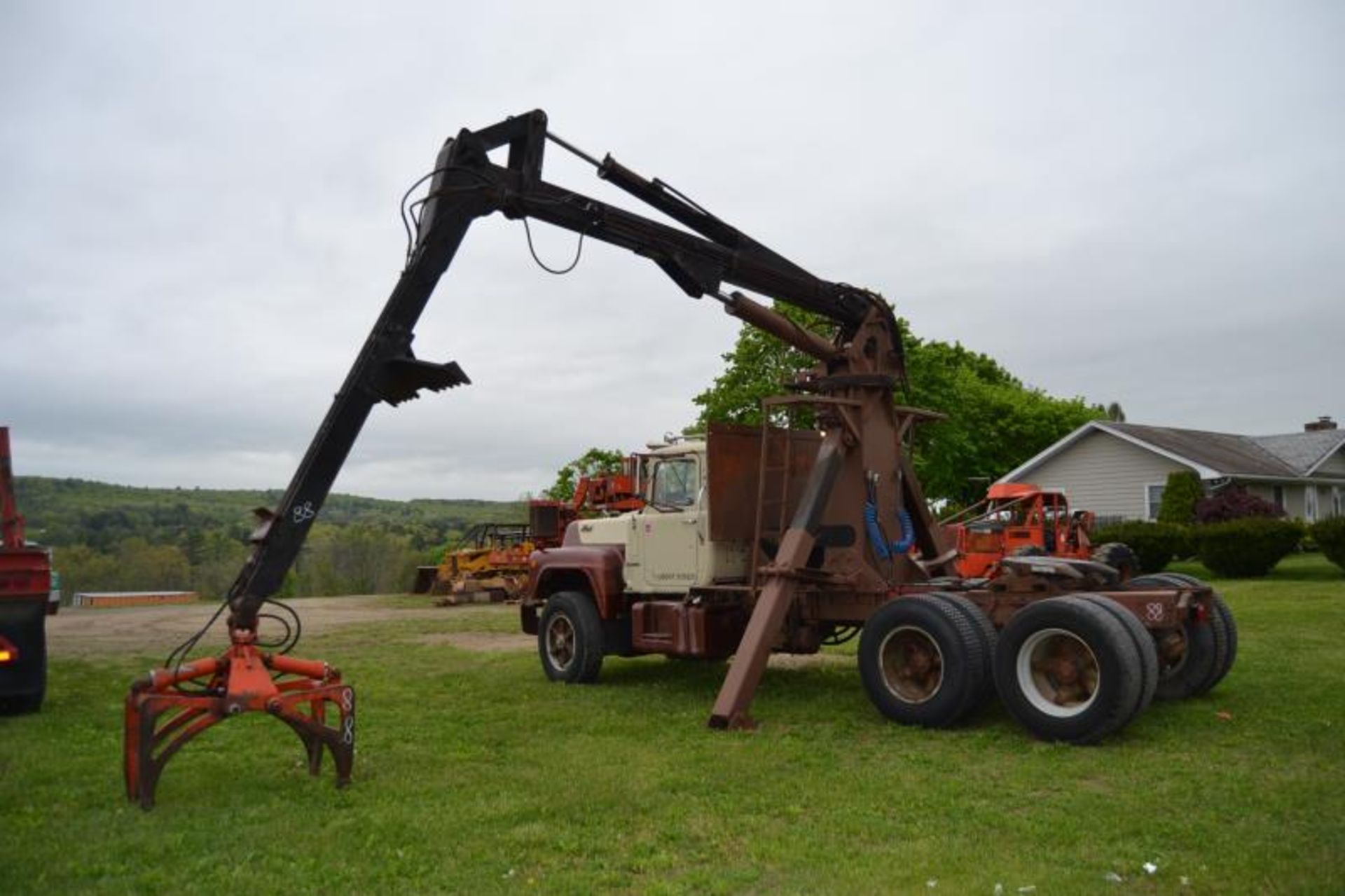 1975 MACK R686ST DAY CAB ROAD TRACTOR W/ MACK ENGINE; W/10 SPEED TRANSMISSION; W/BEHIND CAB - Image 2 of 3