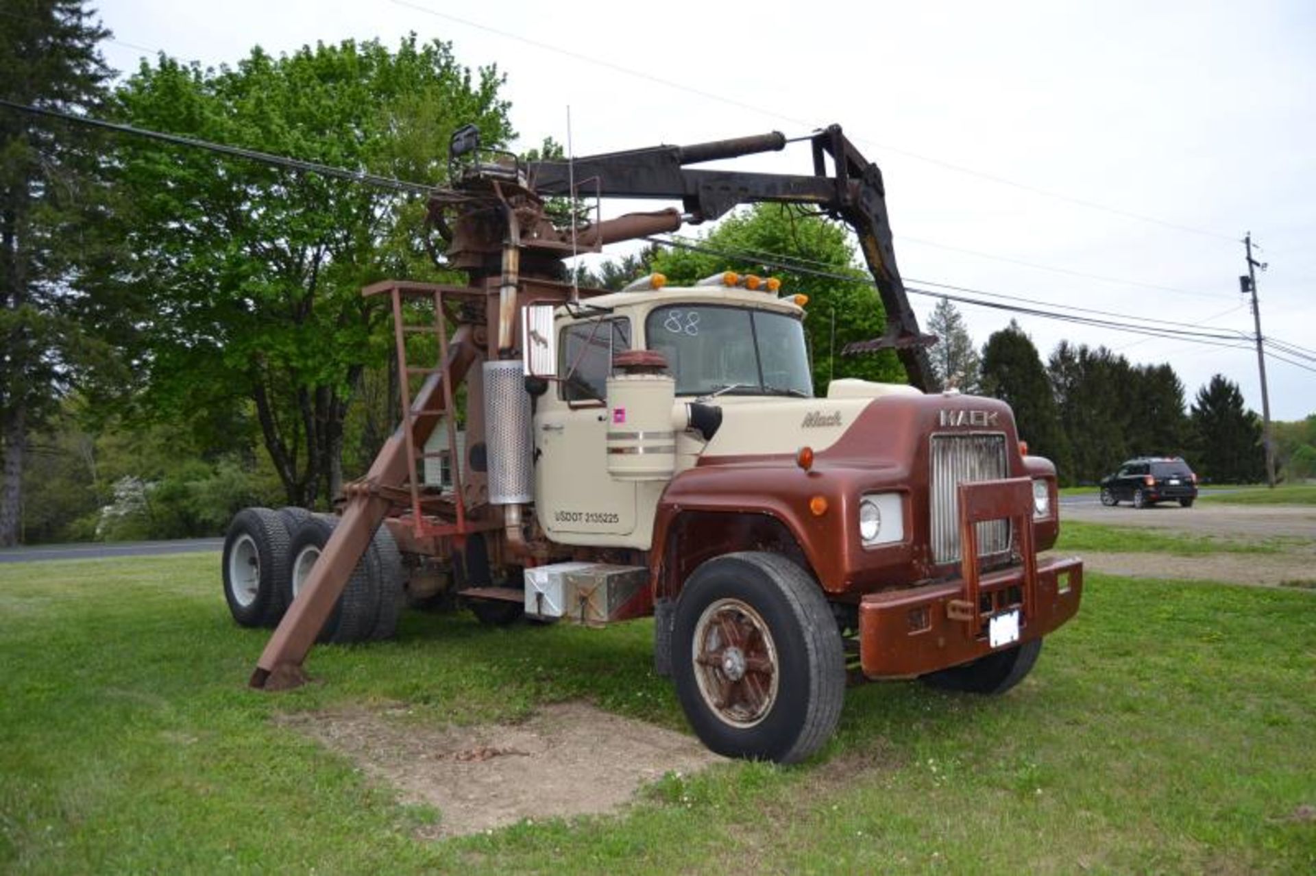 1975 MACK R686ST DAY CAB ROAD TRACTOR W/ MACK ENGINE; W/10 SPEED TRANSMISSION; W/BEHIND CAB - Image 3 of 3