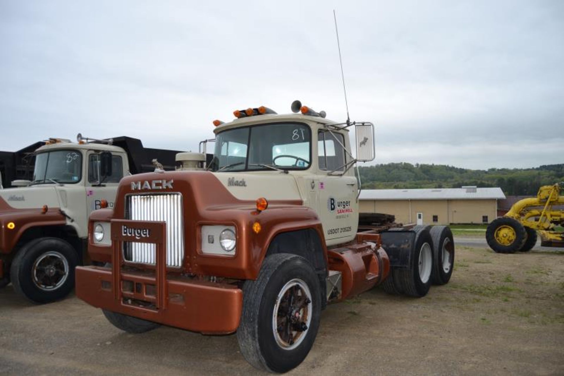 1978 MACK MODEL 686 DAY CAB ROAD TRACTOR W/ 10 SPEED TRANSMISSION/MACK ENGINE; W/ 708,948 MILES - Image 3 of 3