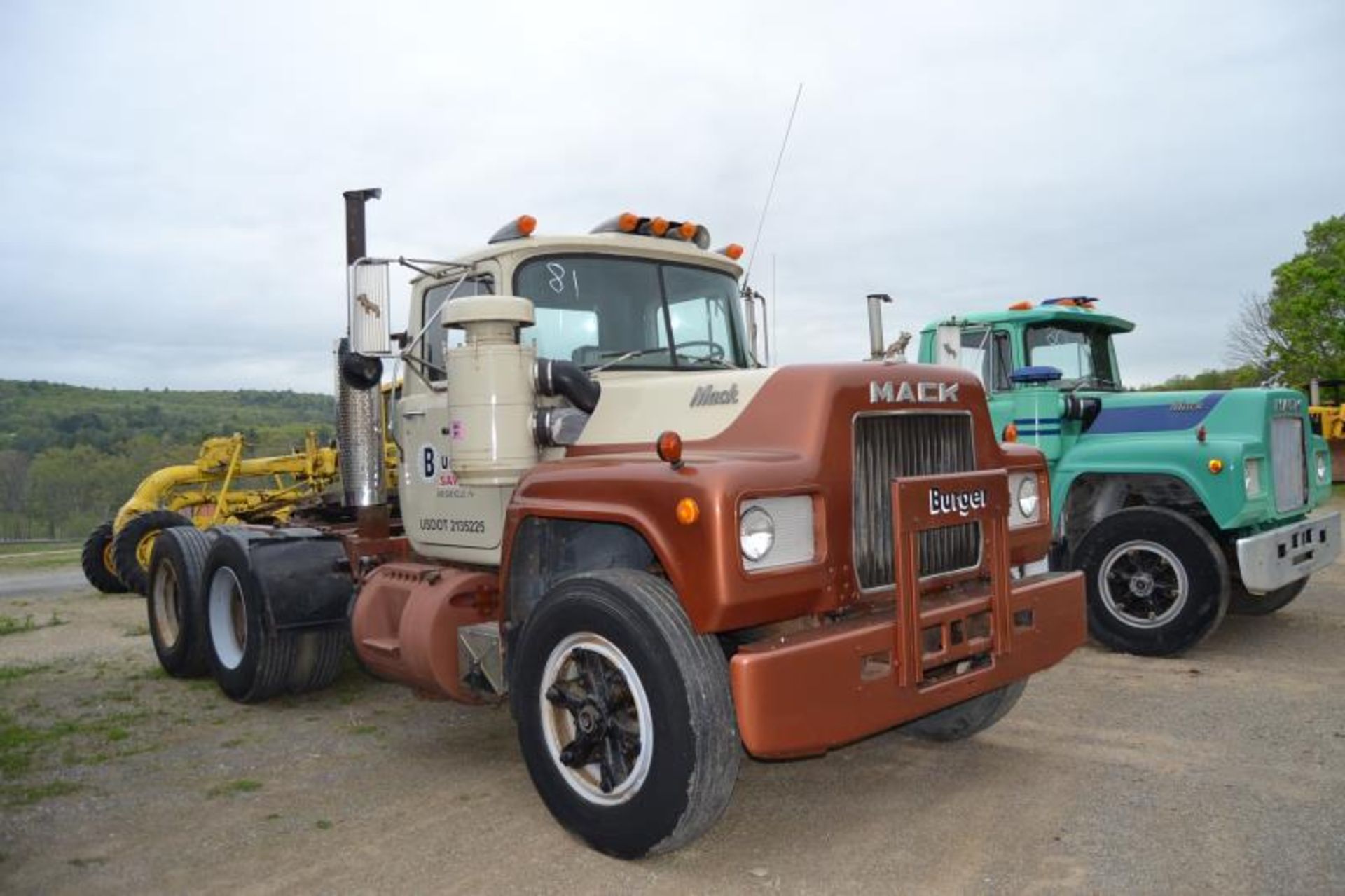 1978 MACK MODEL 686 DAY CAB ROAD TRACTOR W/ 10 SPEED TRANSMISSION/MACK ENGINE; W/ 708,948 MILES - Image 2 of 3