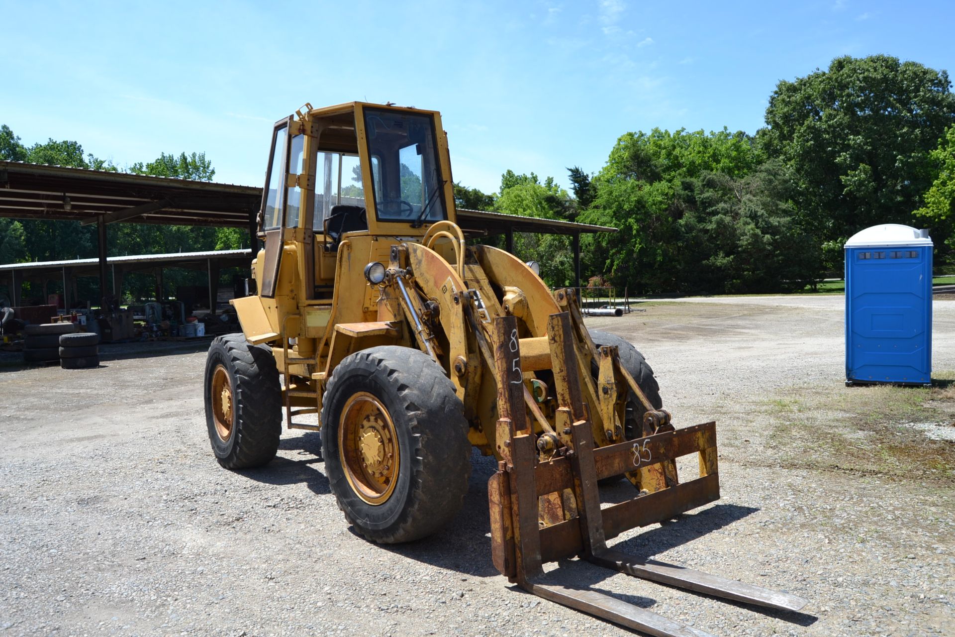 CAT 920 ARTICULATING WHEEL LOADER W/ FORKS W/ ENCLOSED CAB W/ 15.5X25 RUB SN#62K13369 - Image 2 of 4