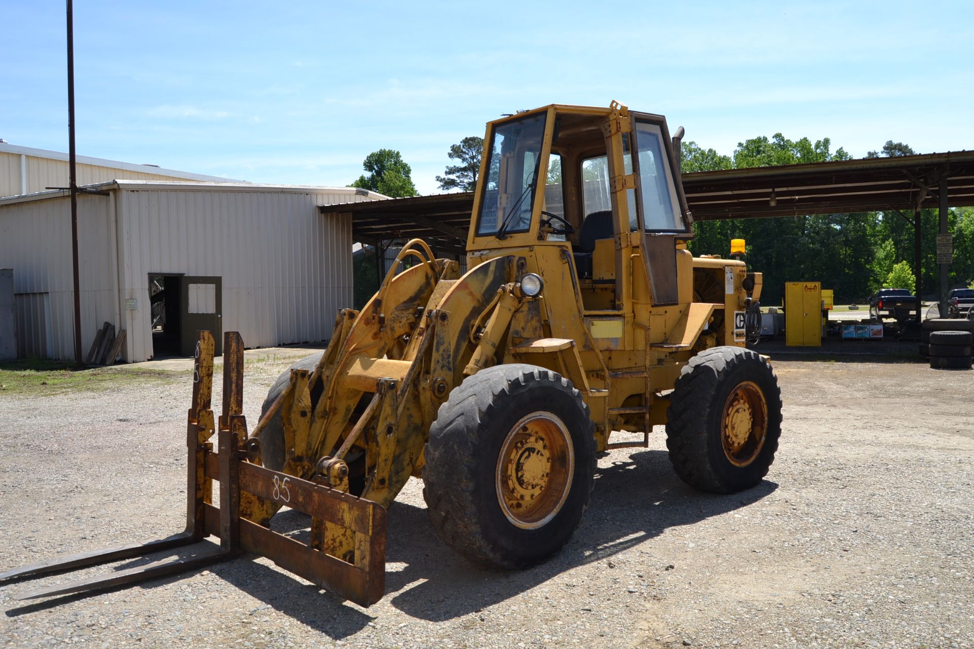 CAT 920 ARTICULATING WHEEL LOADER W/ FORKS W/ ENCLOSED CAB W/ 15.5X25 RUB SN#62K13369