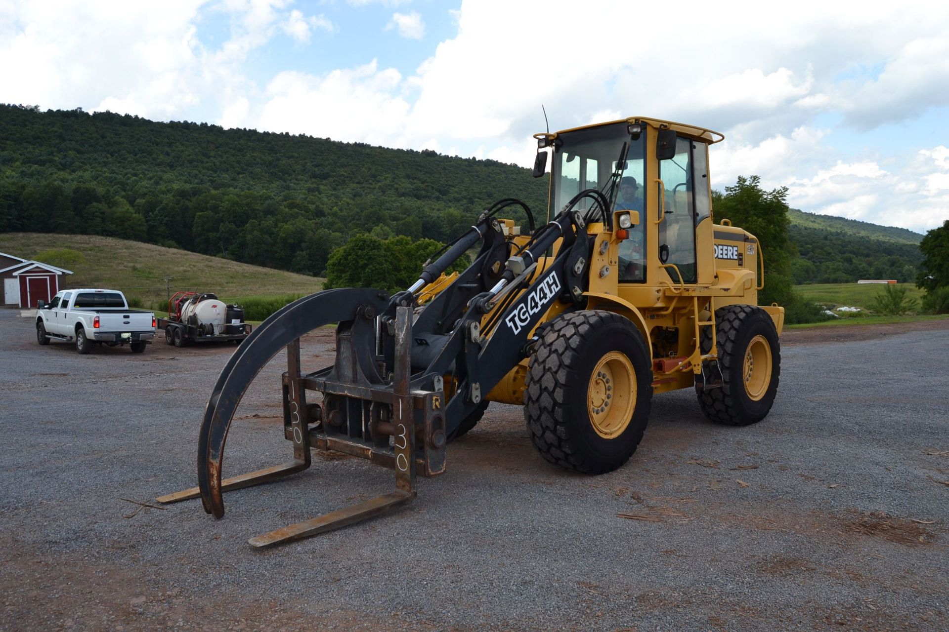 JOHN DEERE TC44H ARTICULATING WHEEL LOADER W/ FORKS W/ SINGLE HOLD DOWN W/ ENCLOSED CAB W/ 17.5Z25