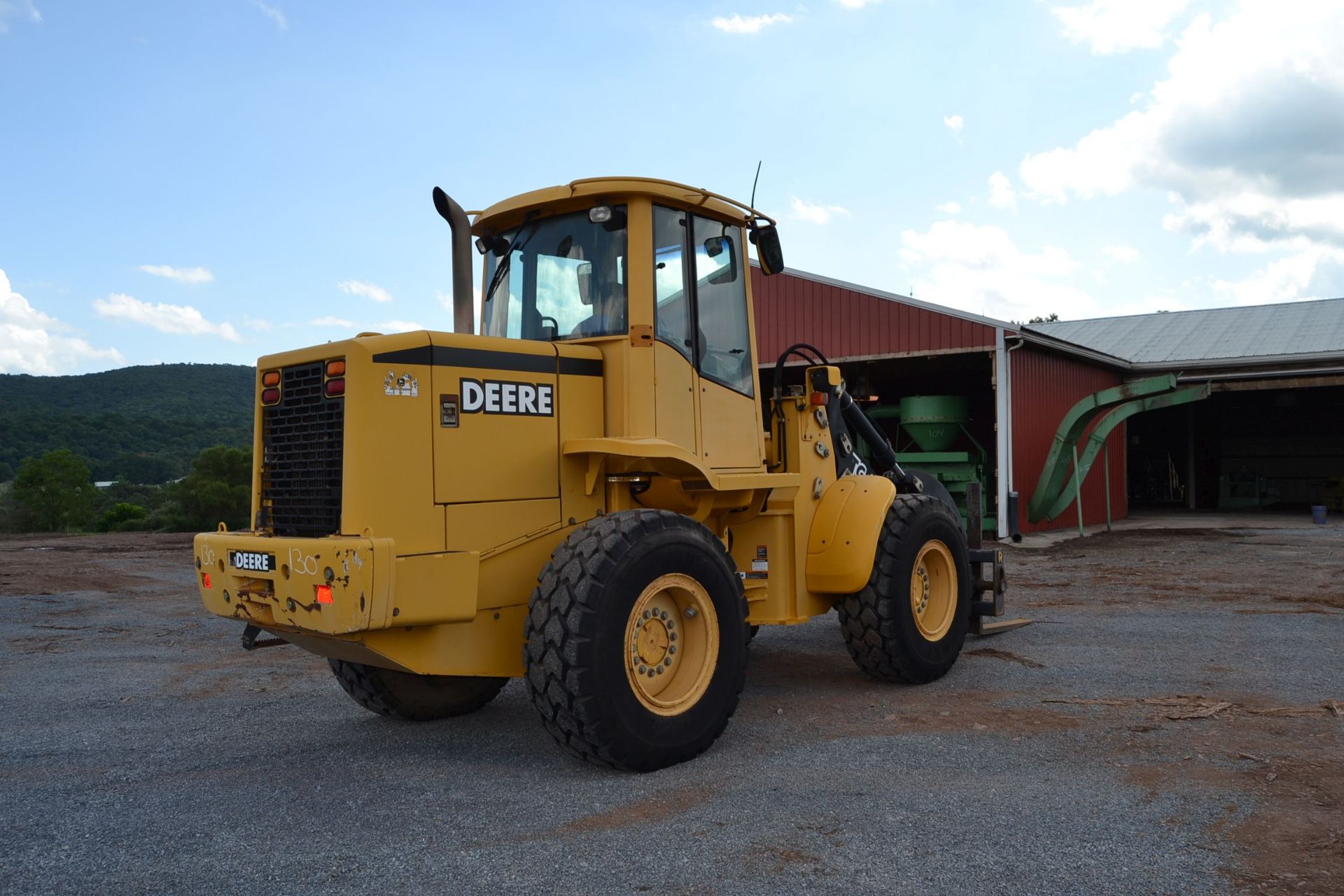JOHN DEERE TC44H ARTICULATING WHEEL LOADER W/ FORKS W/ SINGLE HOLD DOWN W/ ENCLOSED CAB W/ 17.5Z25 - Image 3 of 4