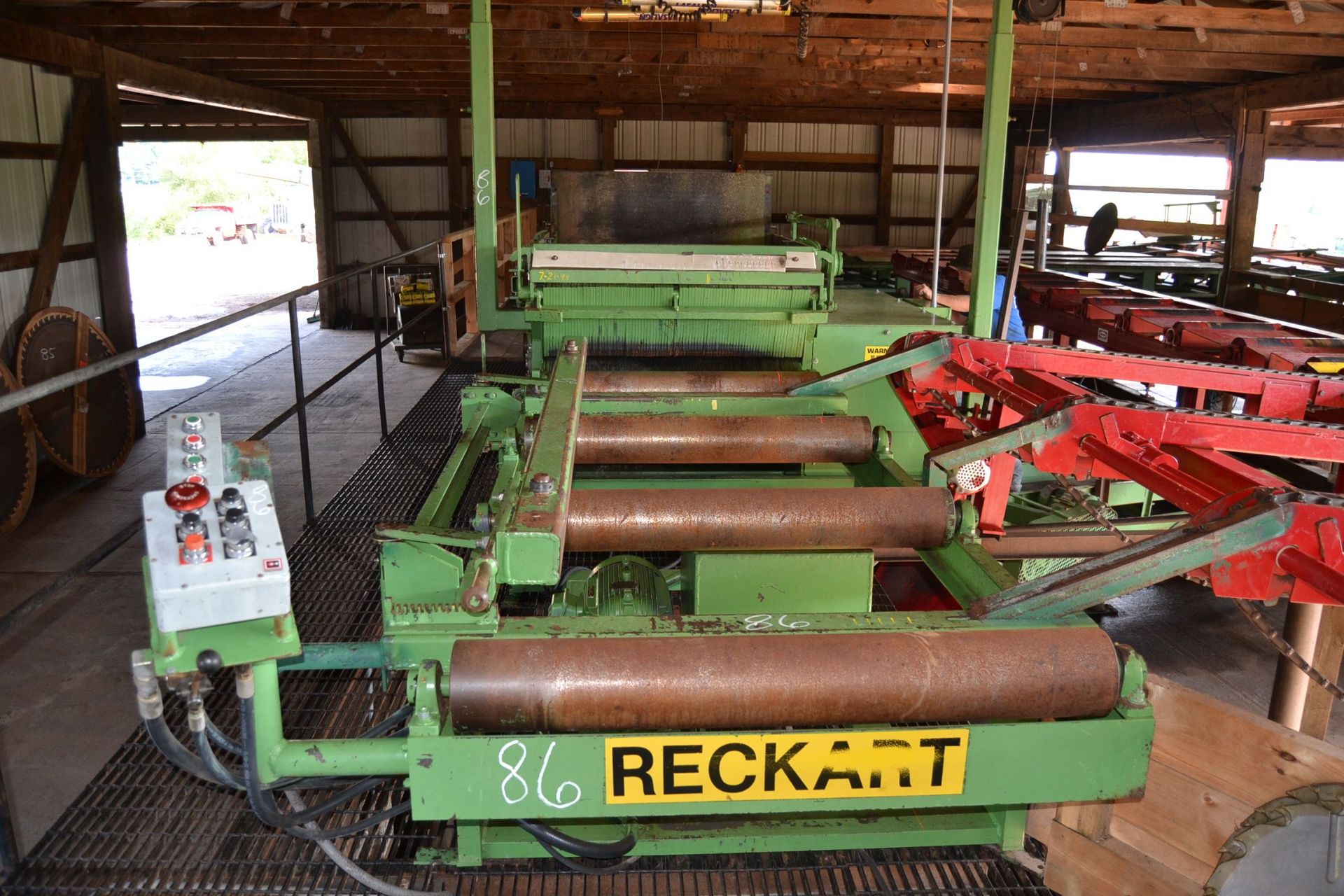RECKART R 642 EDGER W/ 2 MOVABLE SAWS W/ INFEED ROLLS W/ FENCE W/ OUTFEED DUAL BELT TAILING SYSTEM
