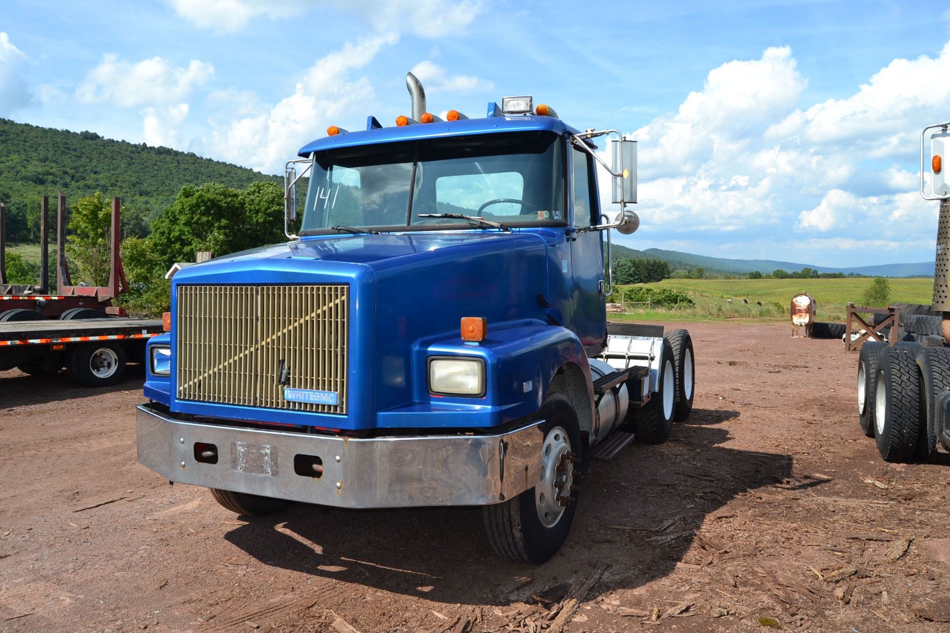 1993 WHITE DAY CAB ROAD TRACTOR W/ DETROIT ENGINE W/ 10 SPEED TRANS - Image 3 of 3