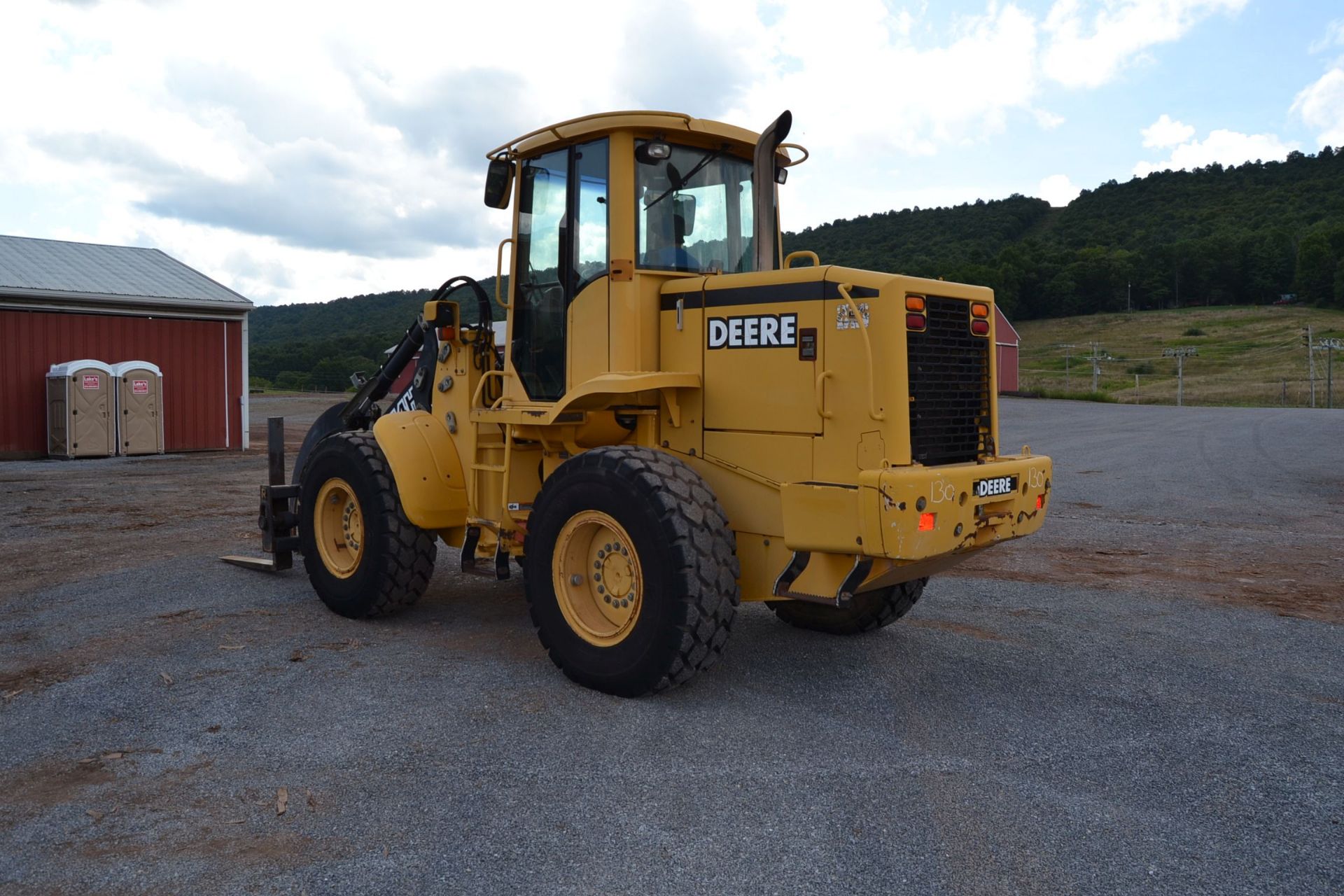 JOHN DEERE TC44H ARTICULATING WHEEL LOADER W/ FORKS W/ SINGLE HOLD DOWN W/ ENCLOSED CAB W/ 17.5Z25 - Image 2 of 4