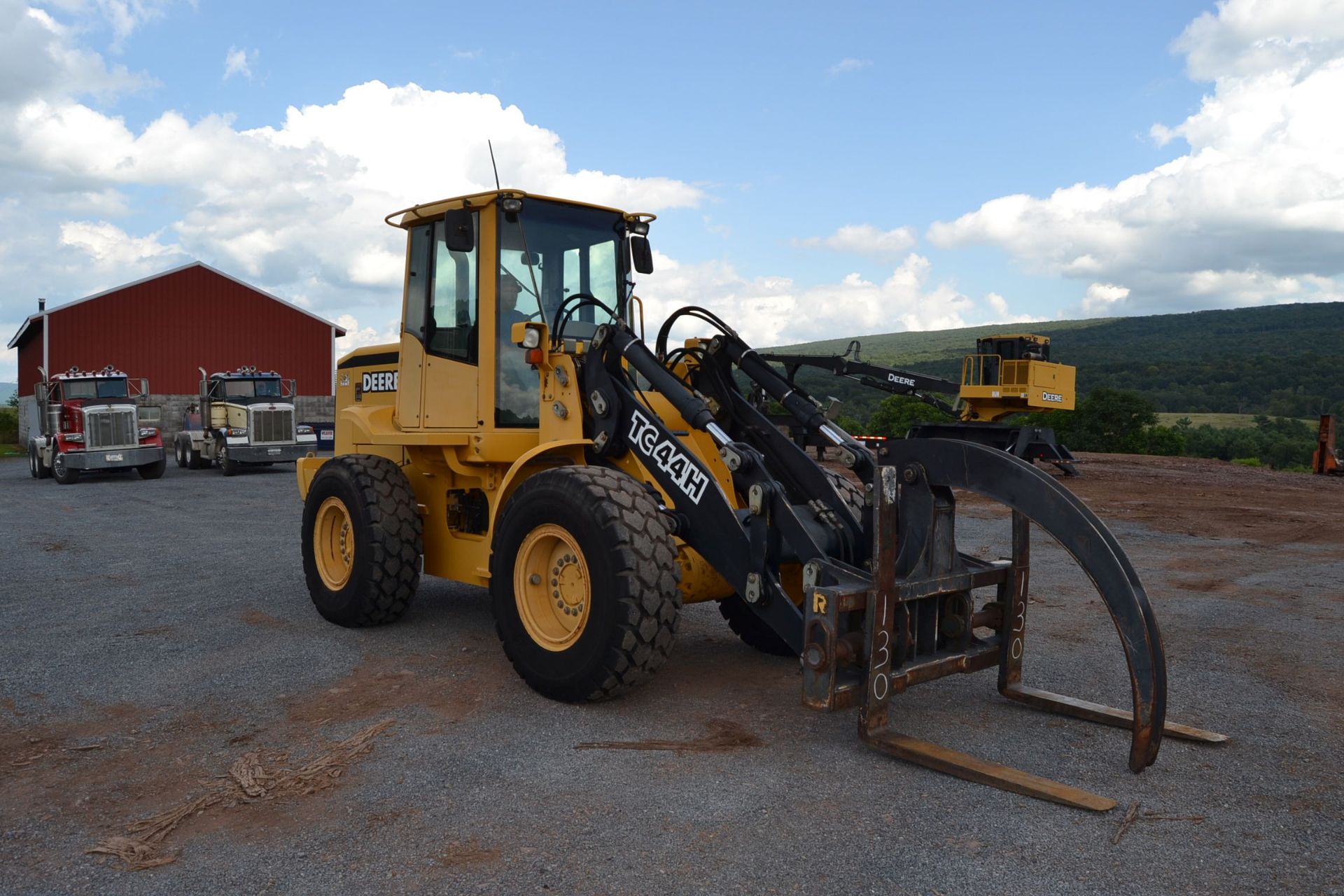 JOHN DEERE TC44H ARTICULATING WHEEL LOADER W/ FORKS W/ SINGLE HOLD DOWN W/ ENCLOSED CAB W/ 17.5Z25 - Image 4 of 4