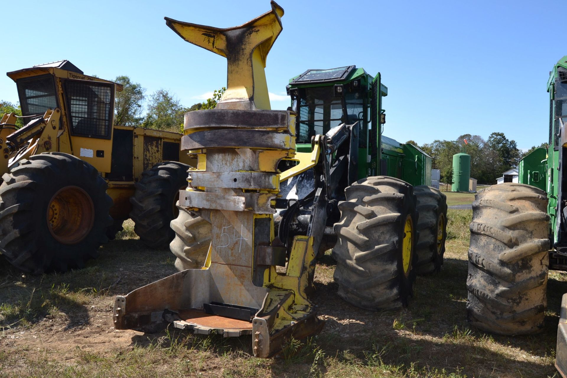 JOHN DEERE 643K FELLER BUNCHER W/ JOHN DEERE SAW HEAD W/ HEAT & AIR CAB W/ 28LX26 RUB SN#90626807